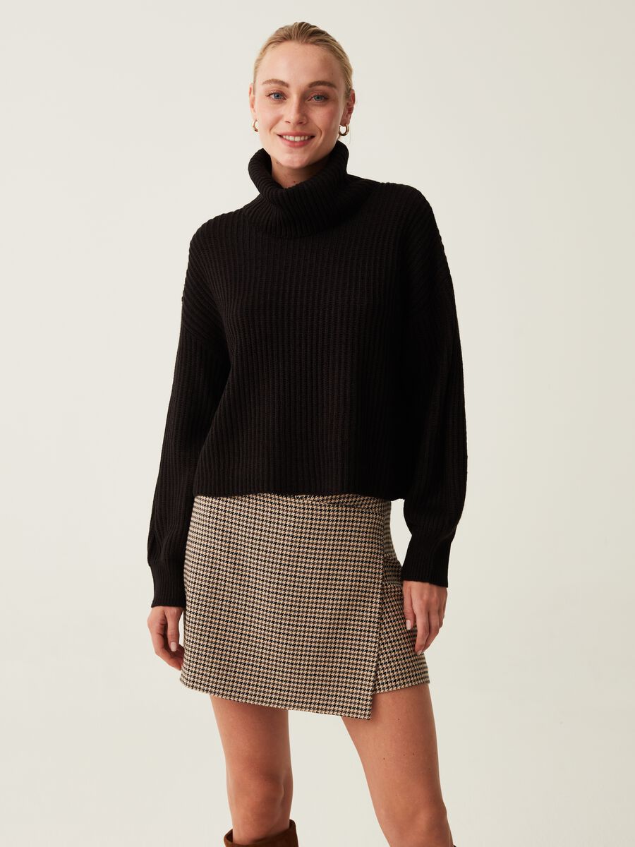 Pullover a coste con collo alto ad anello_0