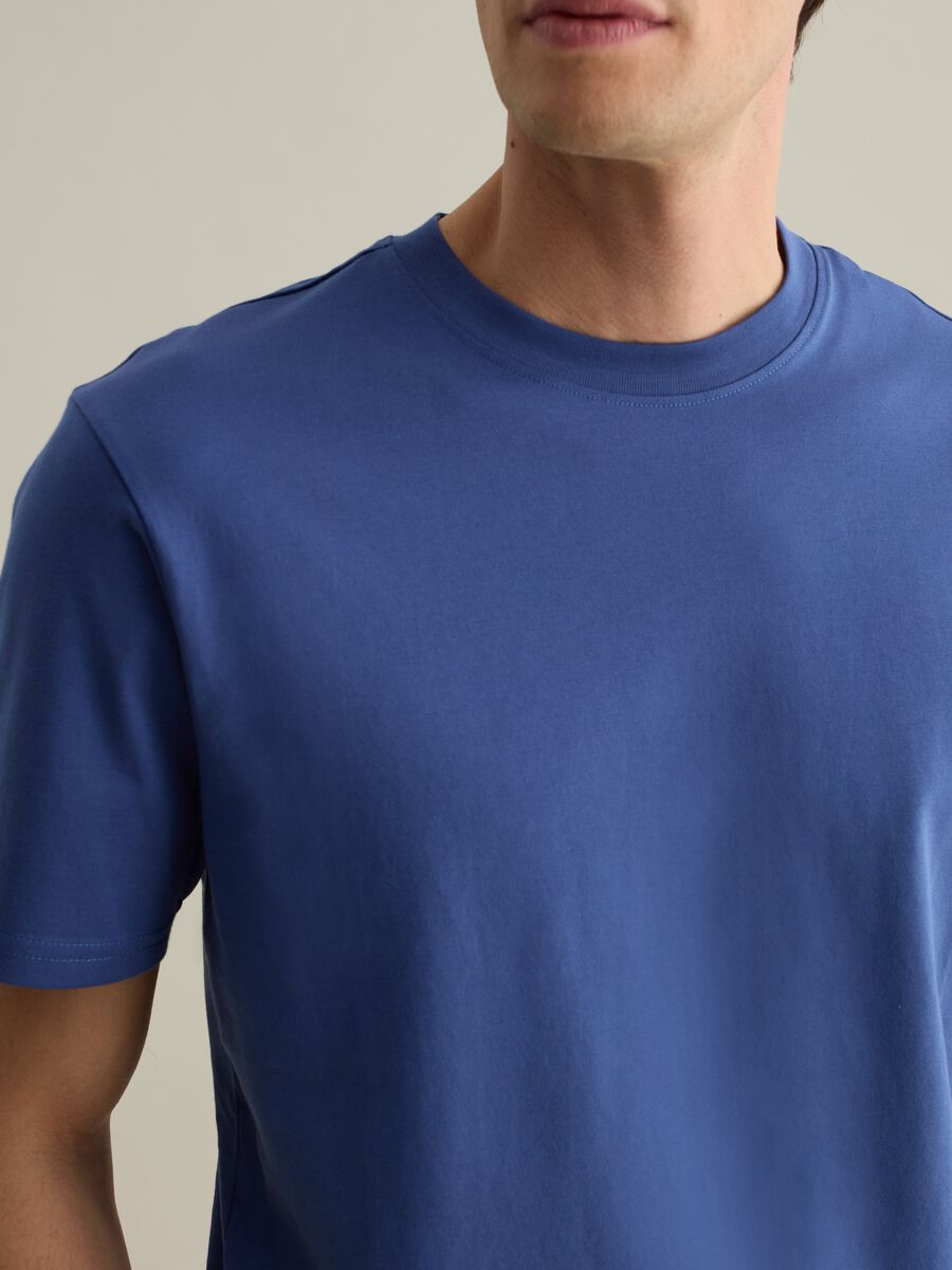 Plain cotton T-shirt with round neck._3