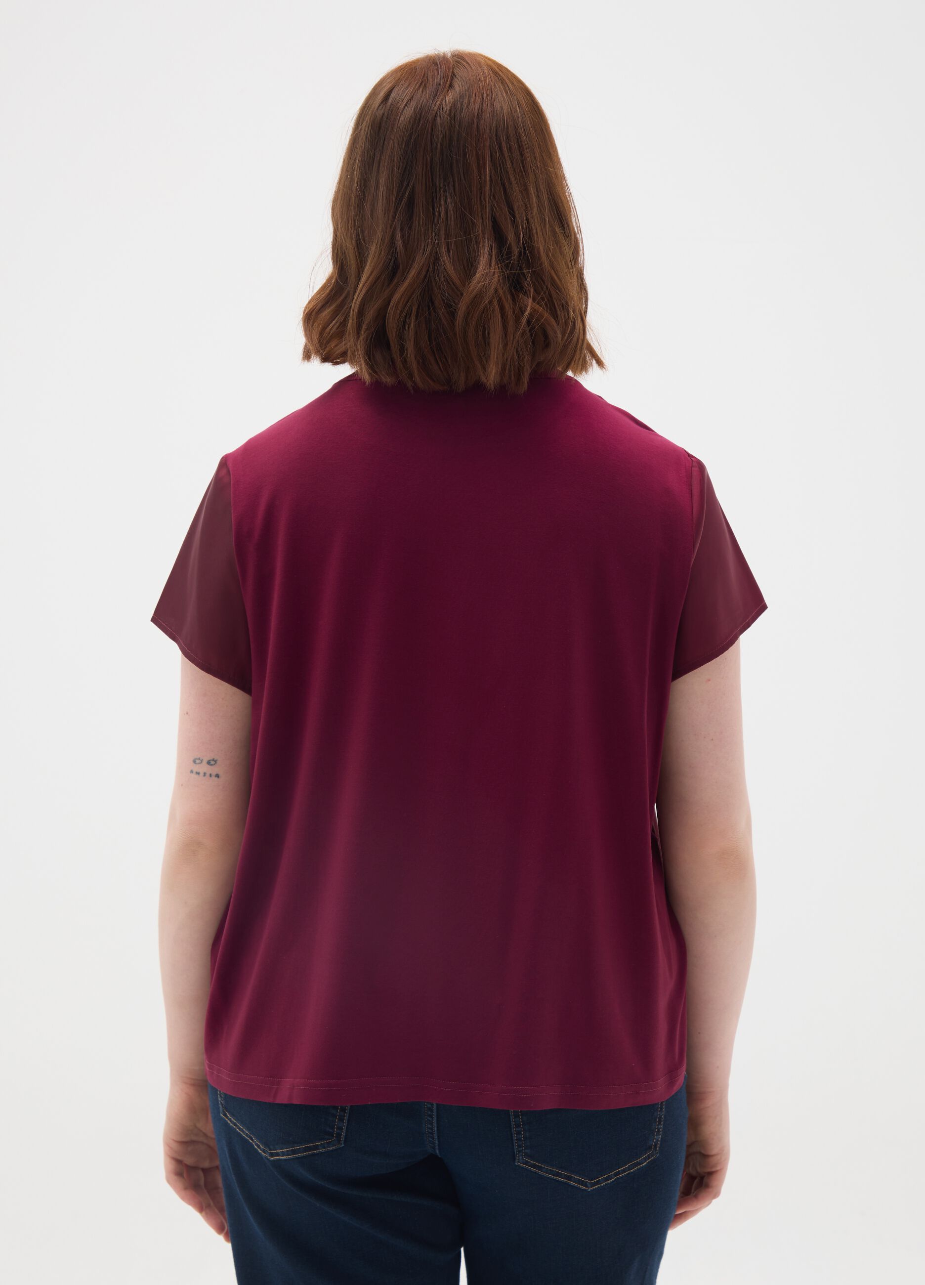 Maglia bordeaux a maniche corte con piega frontale