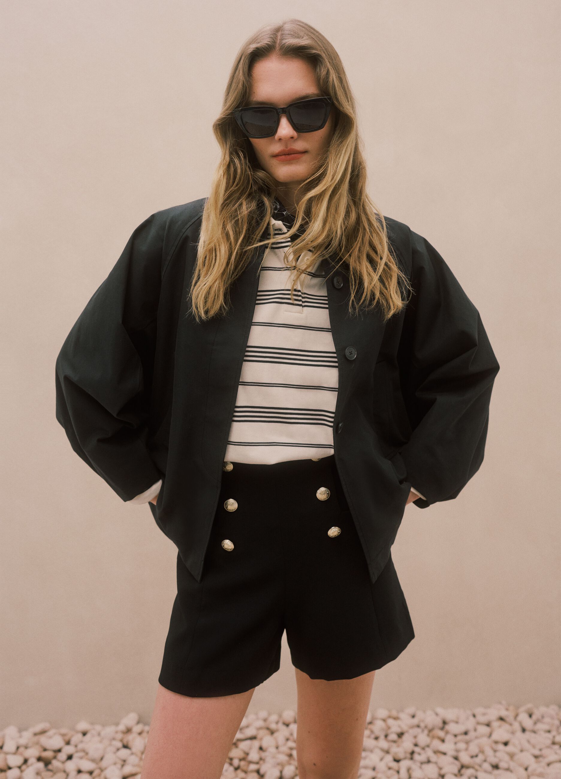 Giacca in misto cotone nera oversize fit con chiusura nascosta