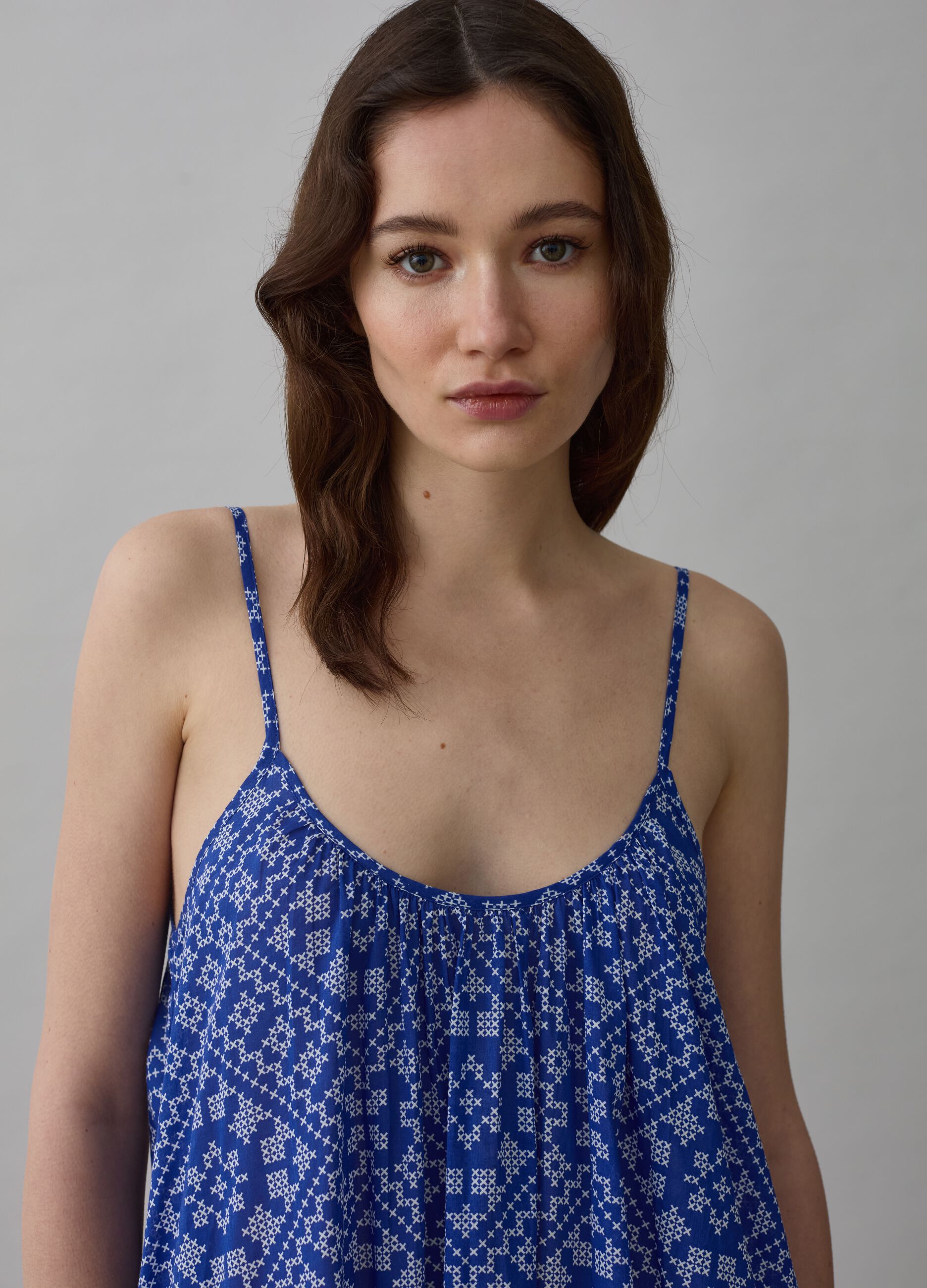 Long printed dress with bare back