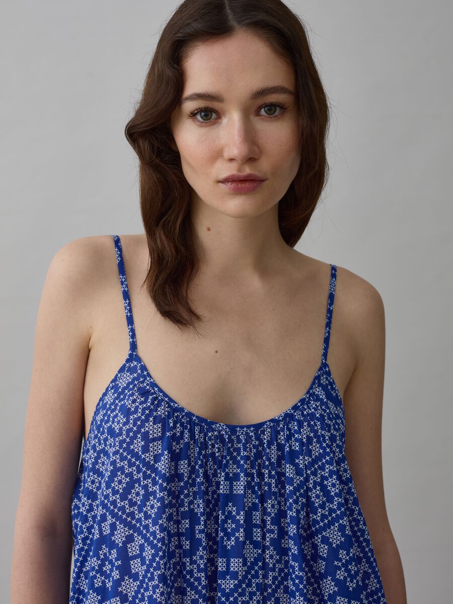Long printed dress with bare back_1