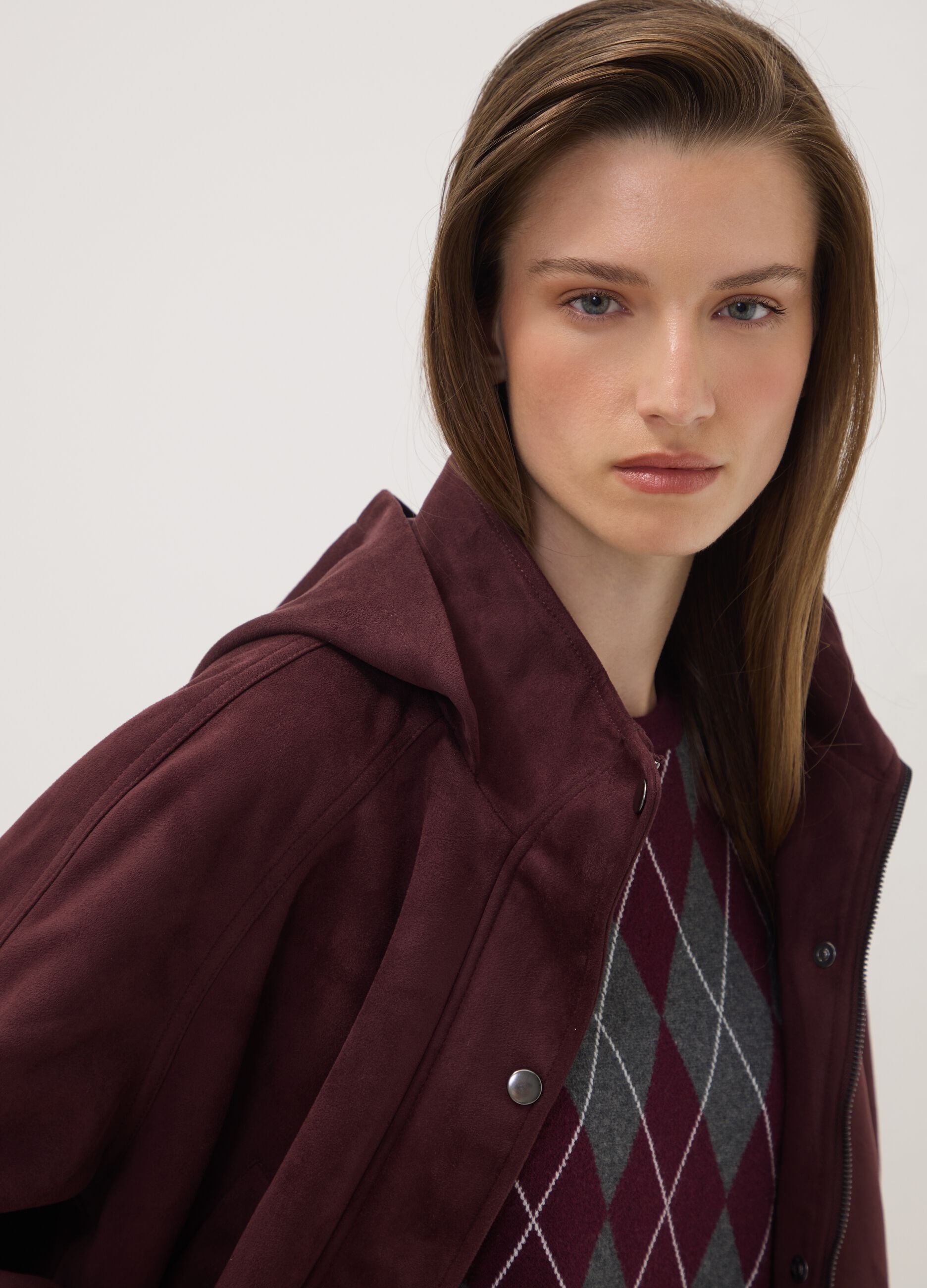 Parka viola con cappuccio e chiusura zip e bottoni
