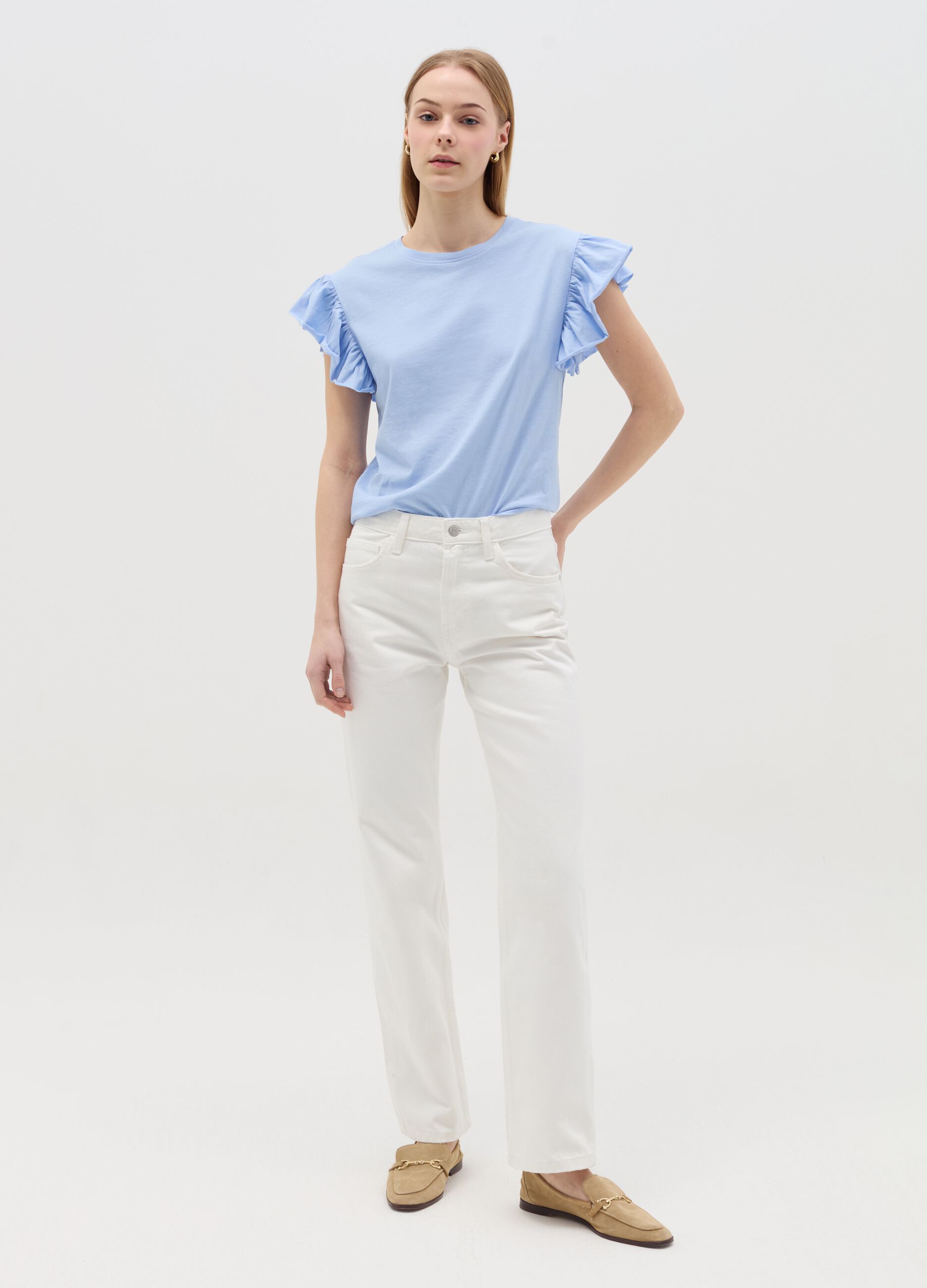 T-shirt azzurra con maniche corte e volant