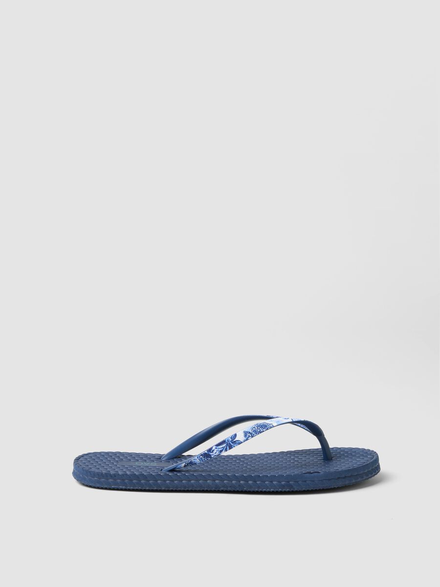 Infradito blu con fascette floreali e texture intrecciata_0