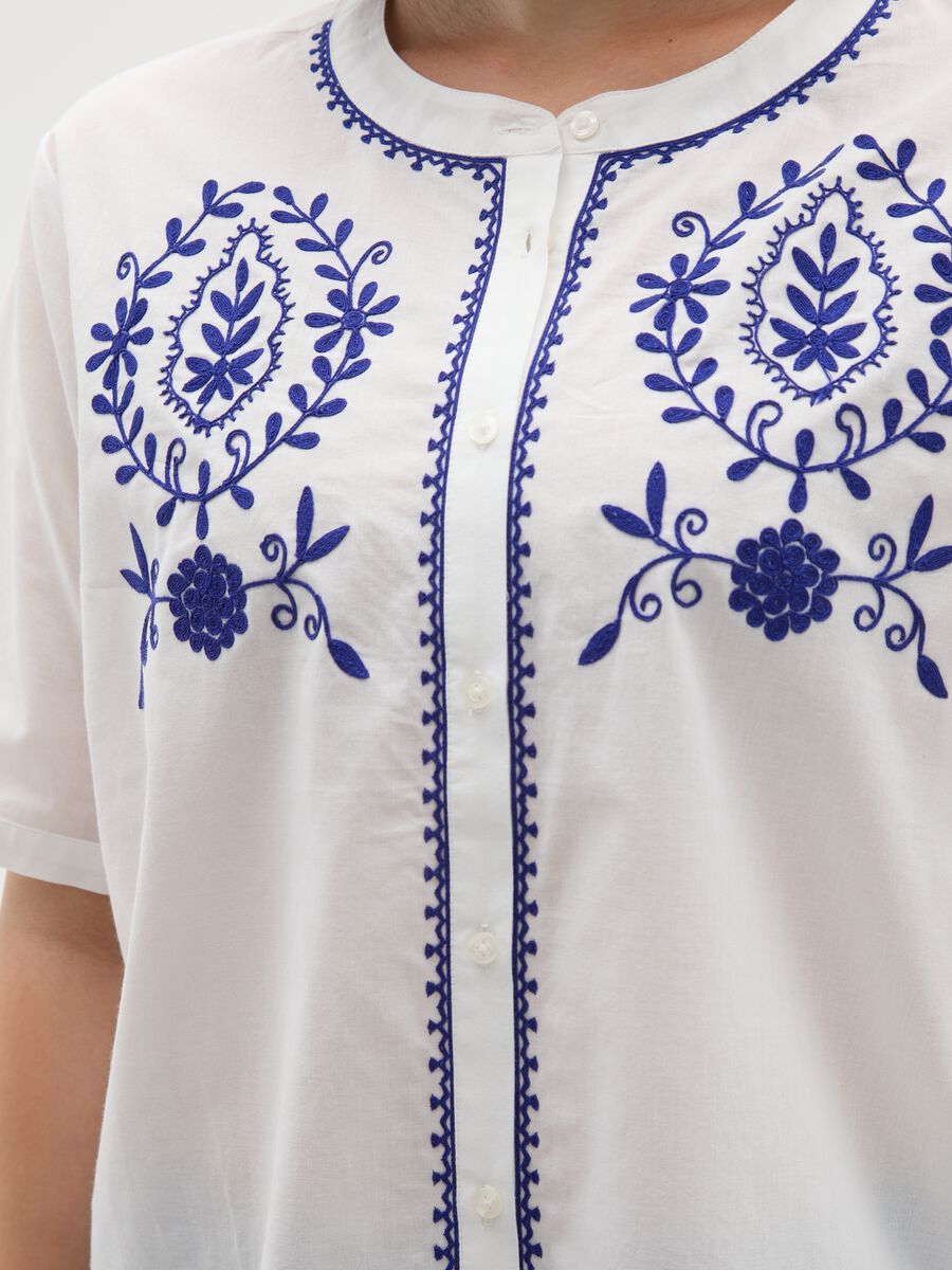 White blouse with blue embroidery in Mya cotton_2