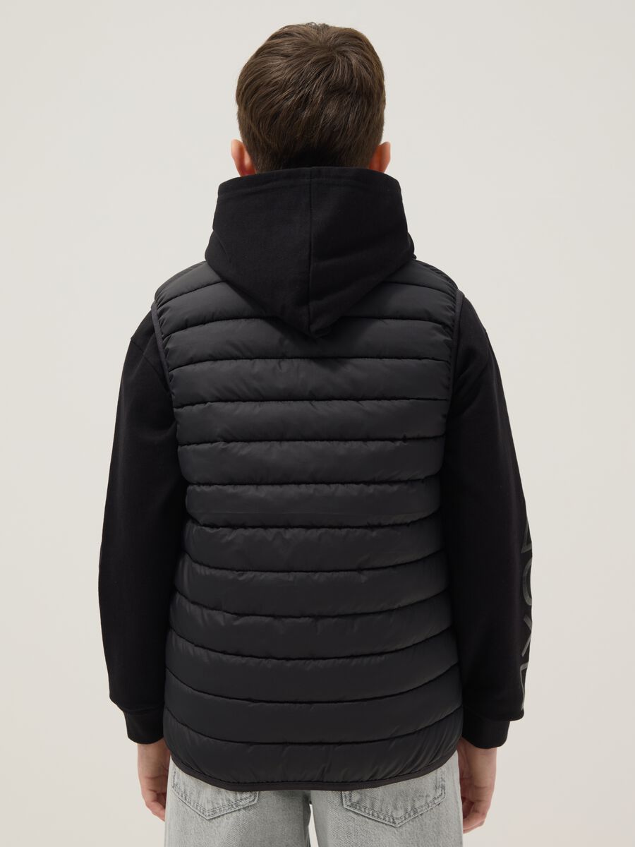 Gilet imbottito nero da ragazzo regular fit con cappuccio_1
