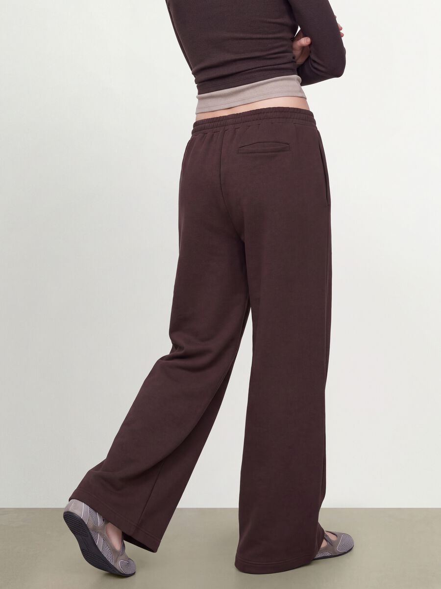 Pantaloni marroni wide leg in modal elasticizzato con coulisse_3