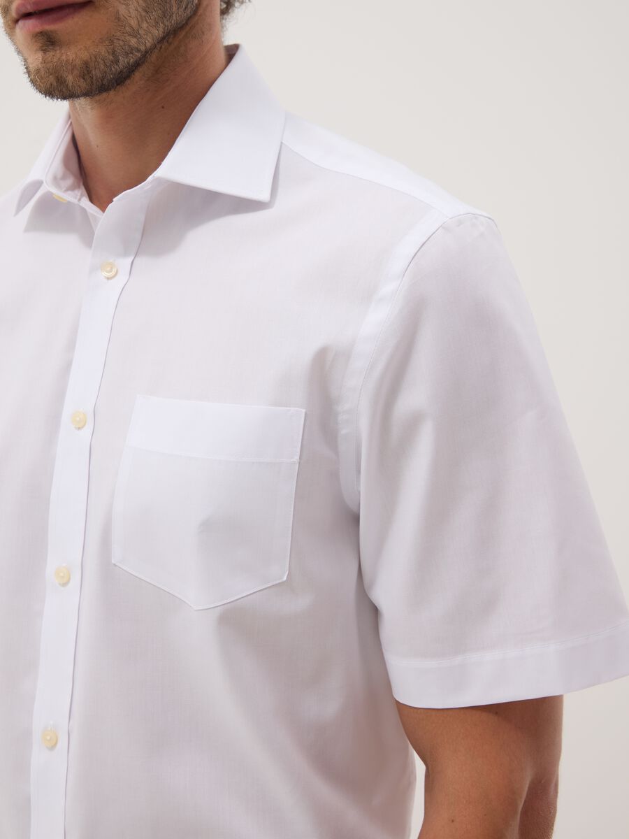 White regular-fit short-sleeve shirt with classic collar_3
