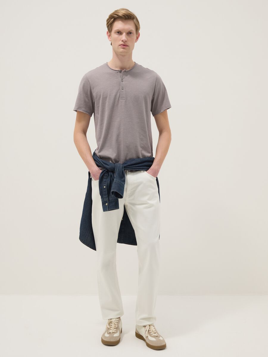 T-shirt in puro cotone grigia regular fit con collo serafino_2