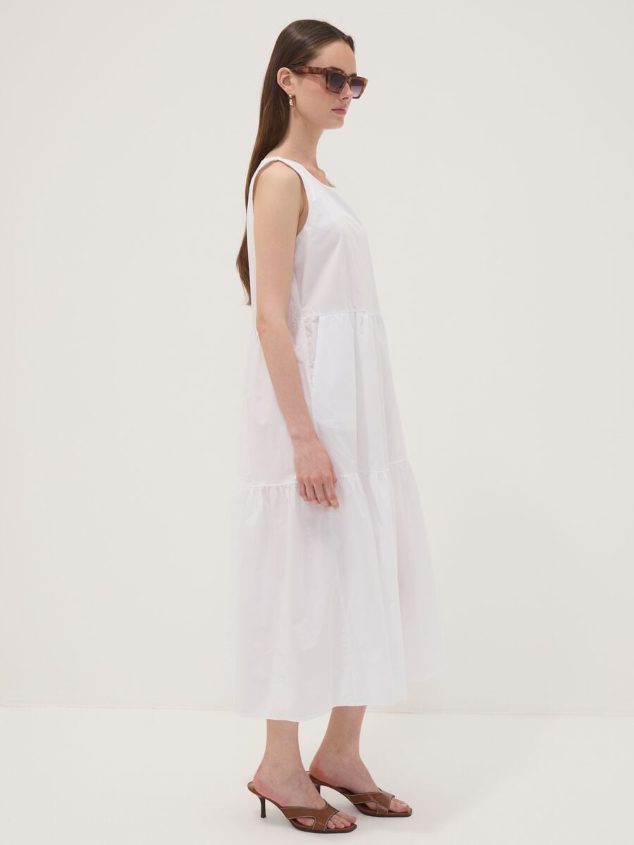 Abito bianco smanicato in puro cotone con balze regular fit_1