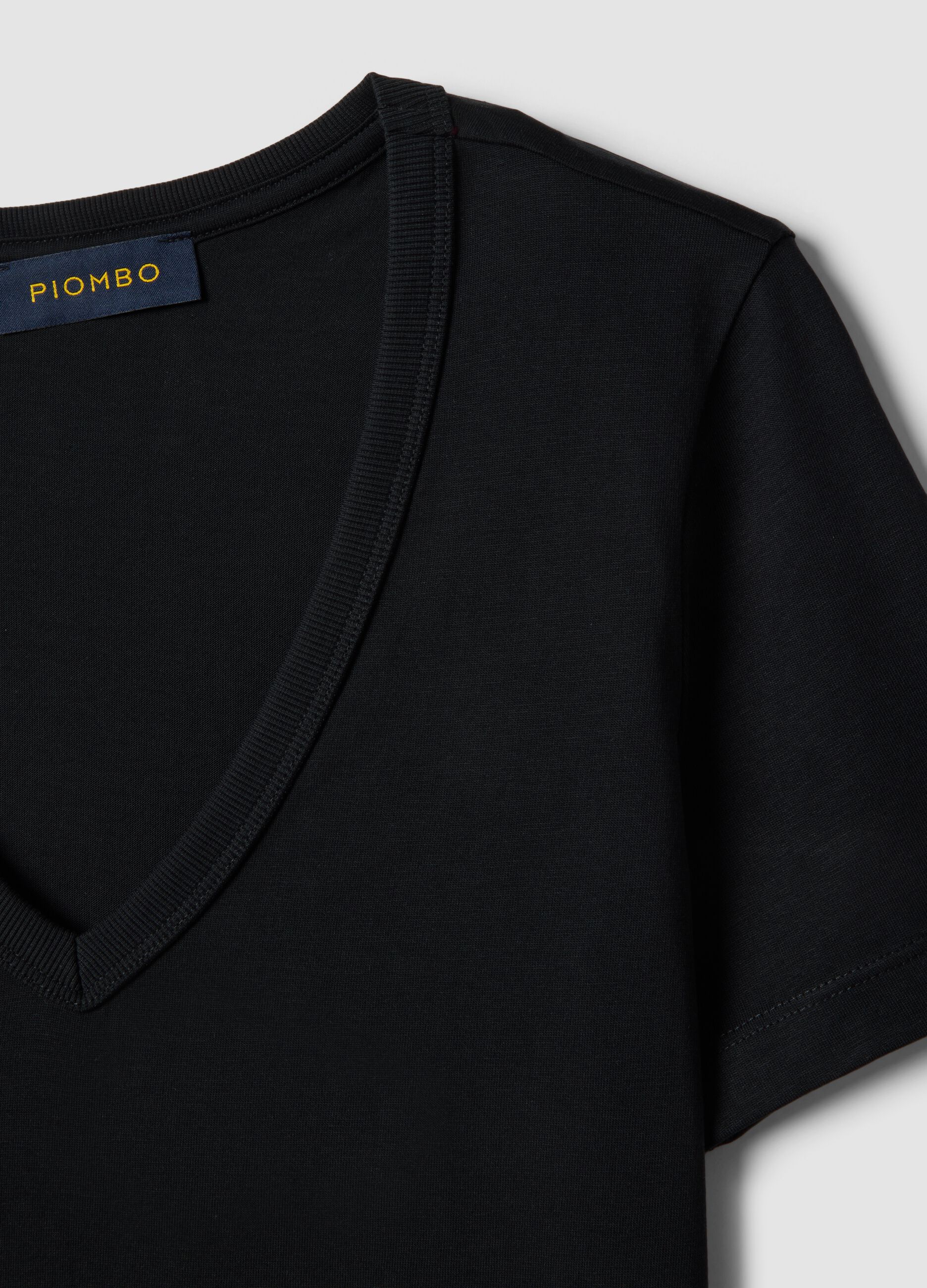 T-shirt in puro cotone nero regular fit con collo a V