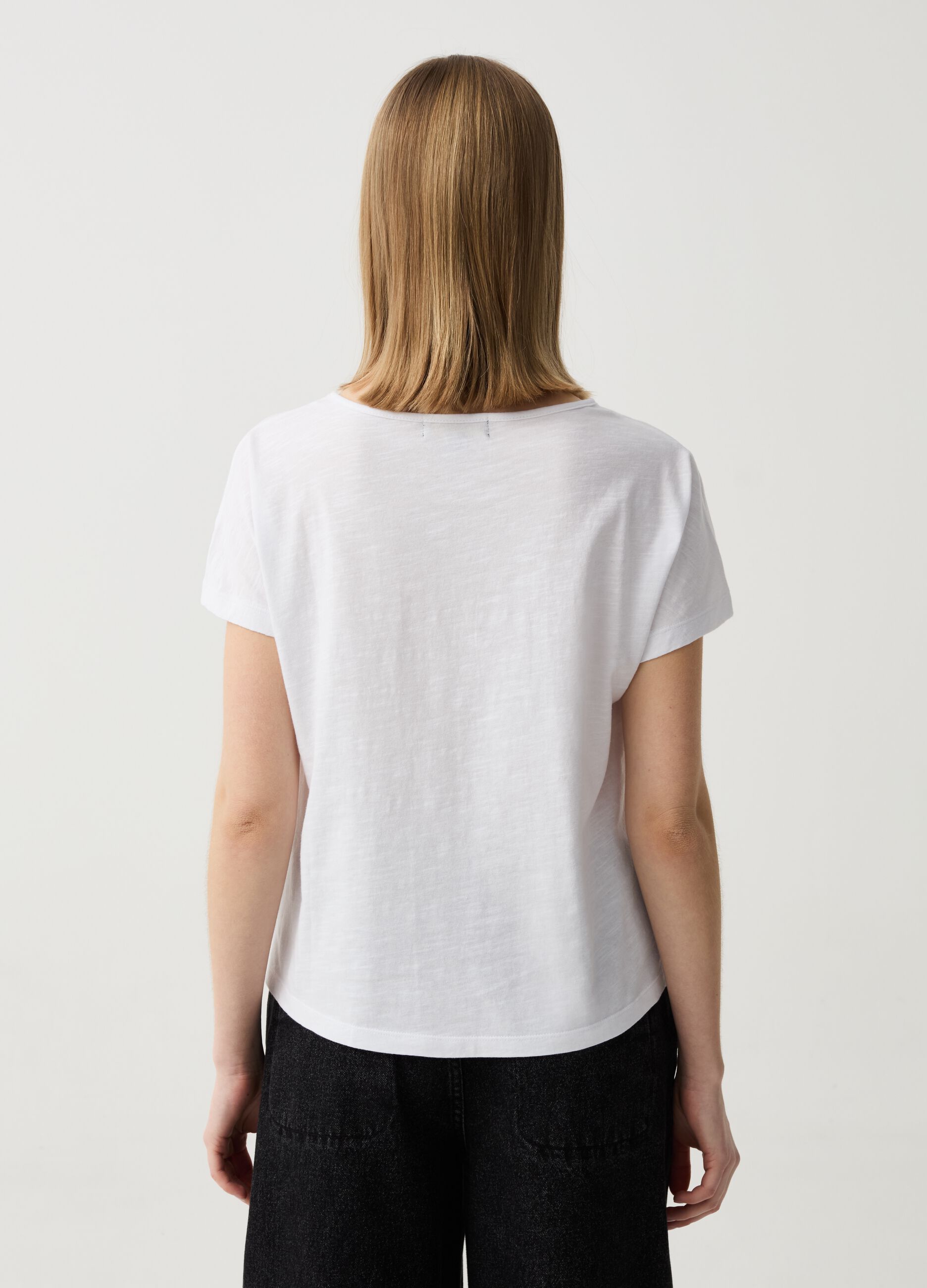 T-shirt in cotone con ricamo fiori