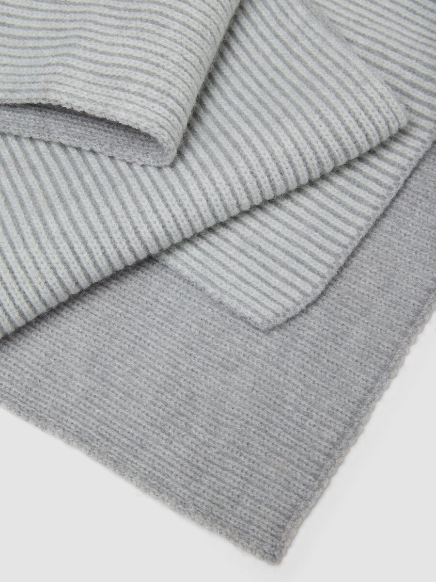 Light grey ribbed knitted scarf_2