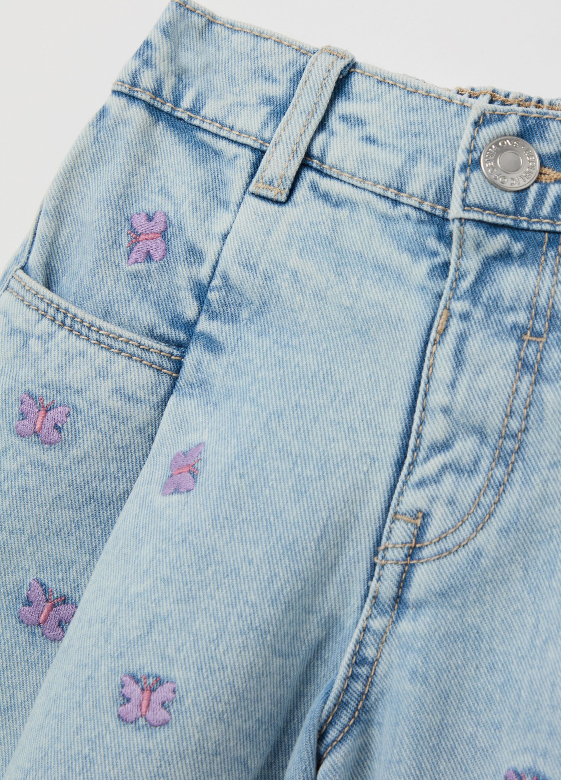 Shorts in denim con ricamo farfalle