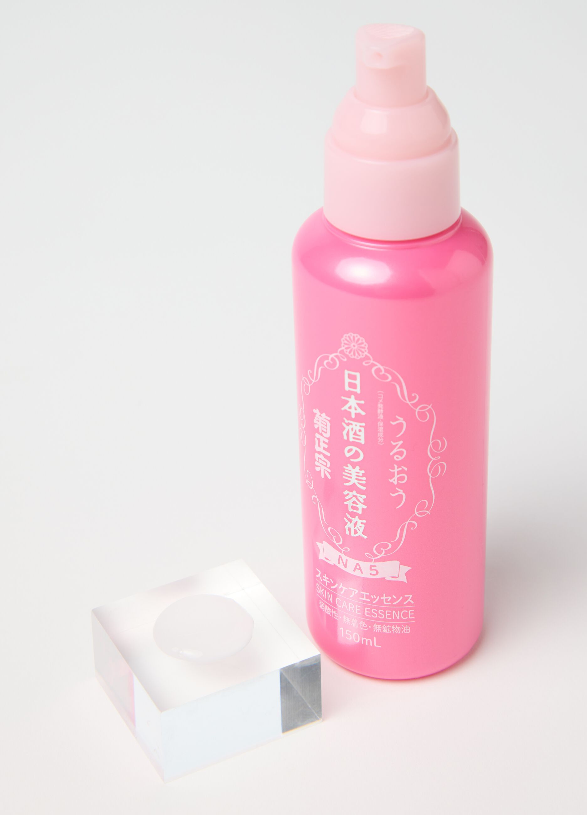 KIKU-MASAMUNE Sake Skin Care Essence is an effective serum, designed to hydrate and brighten the skin.
