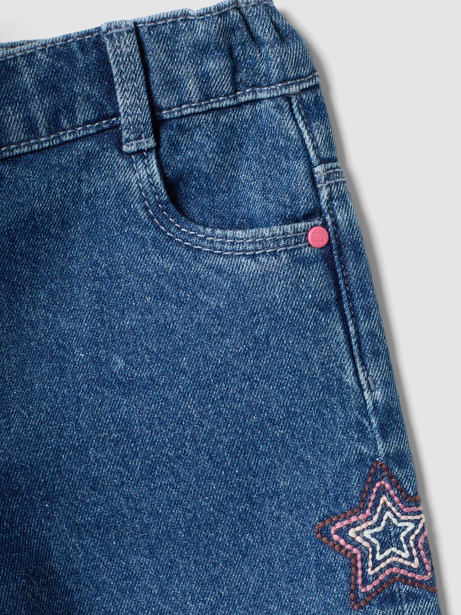 Jeans blu wide leg in puro cotone con stelle ricamate per bimba_3