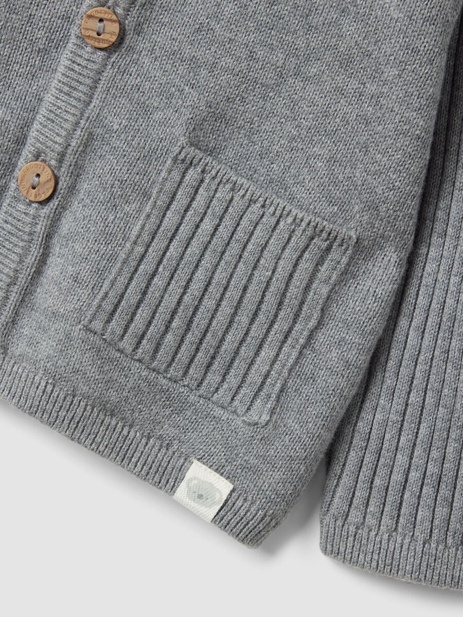 Cardigan grigio in puro cotone organico lavorato a maglia per neonati_3