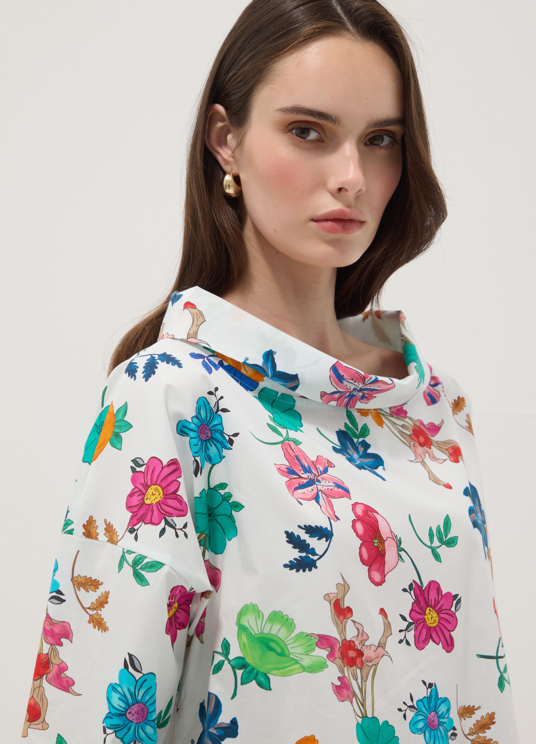 White stretch cotton top with floral print, regular fit