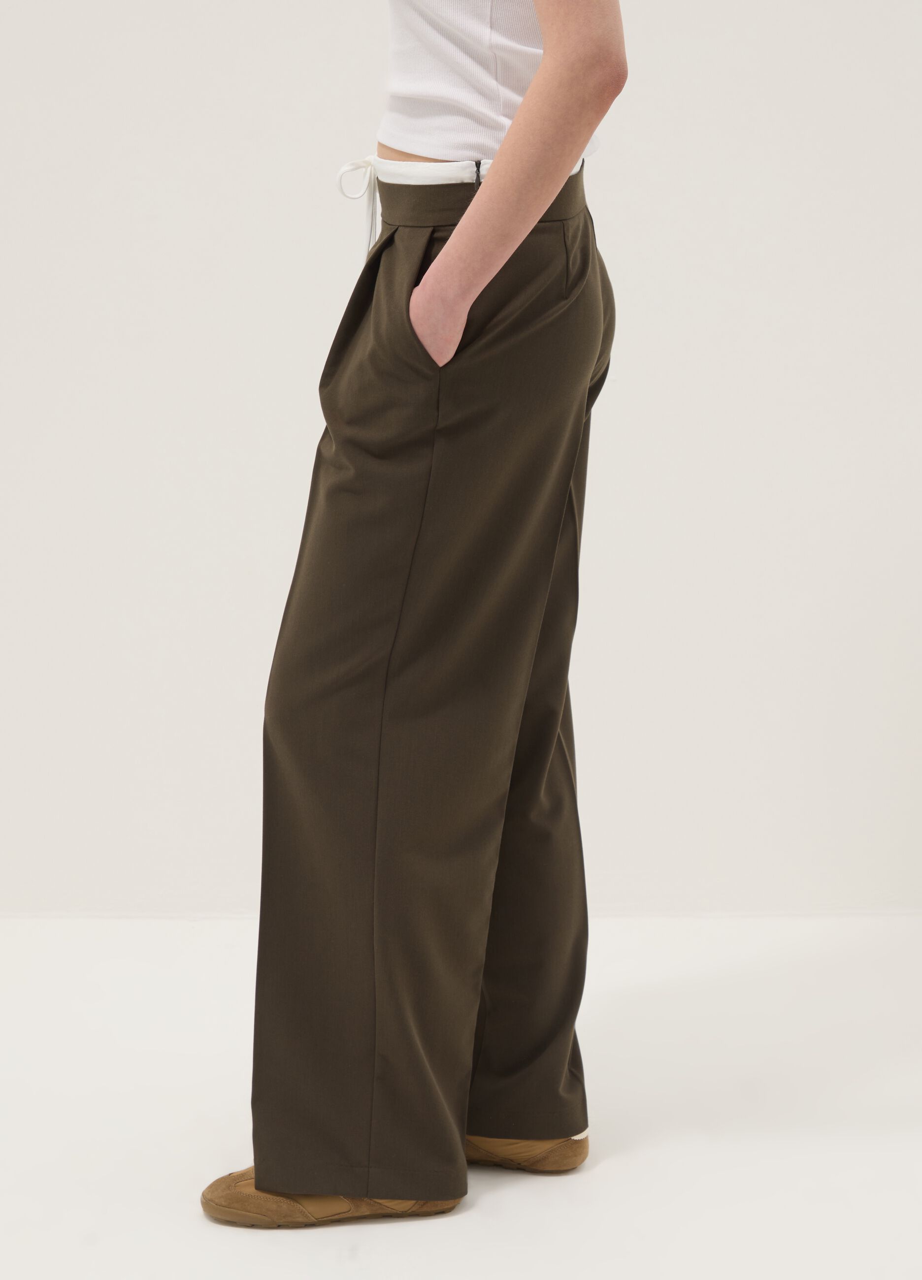 Green jogger trousers with regular fit and elastic waist