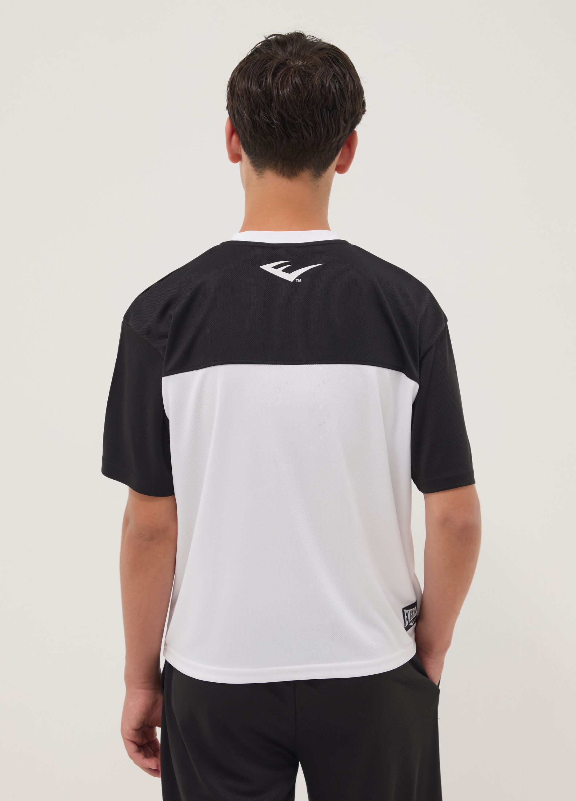 Black short-sleeve V-neck boys&rsquo; T-shirt, relaxed fit