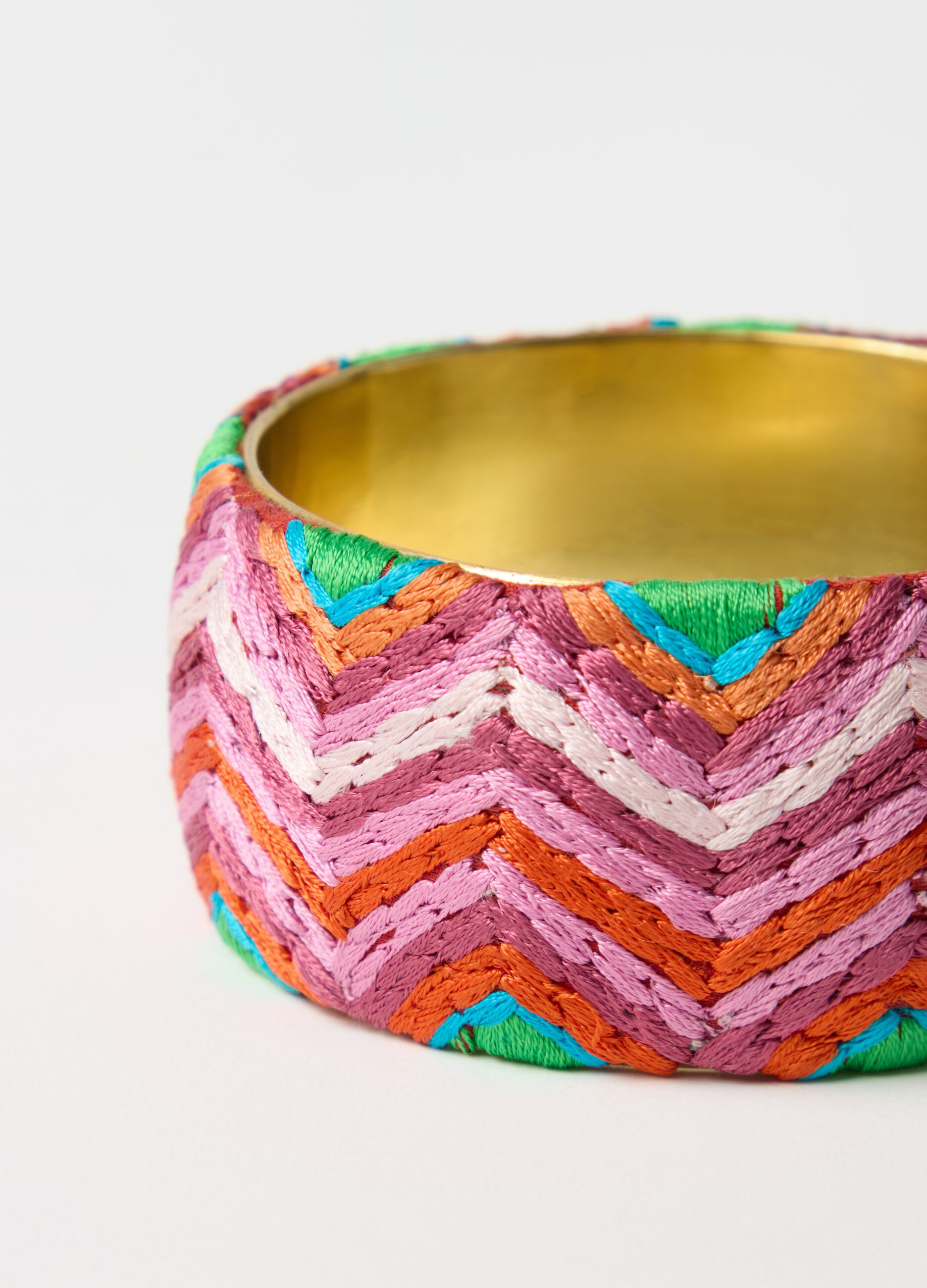 Bracciale rigido con fili multicolore