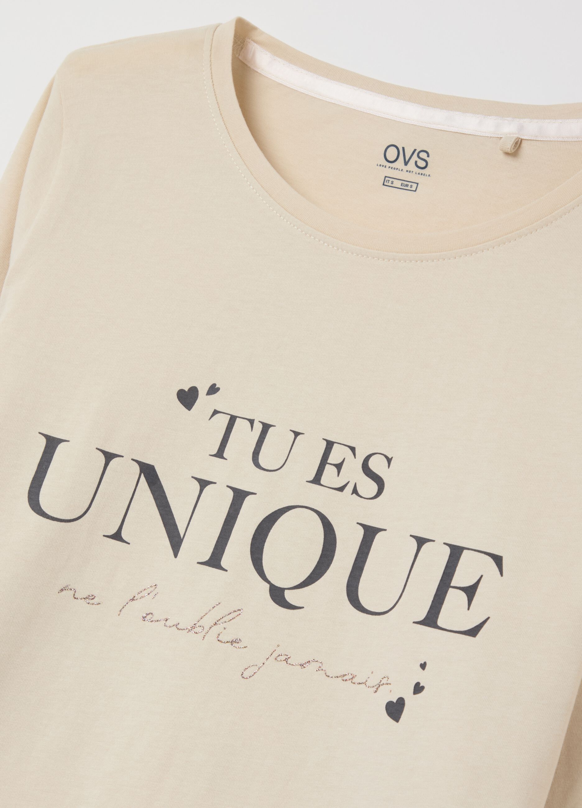 Pyjama top with "Tu Es Unique” print