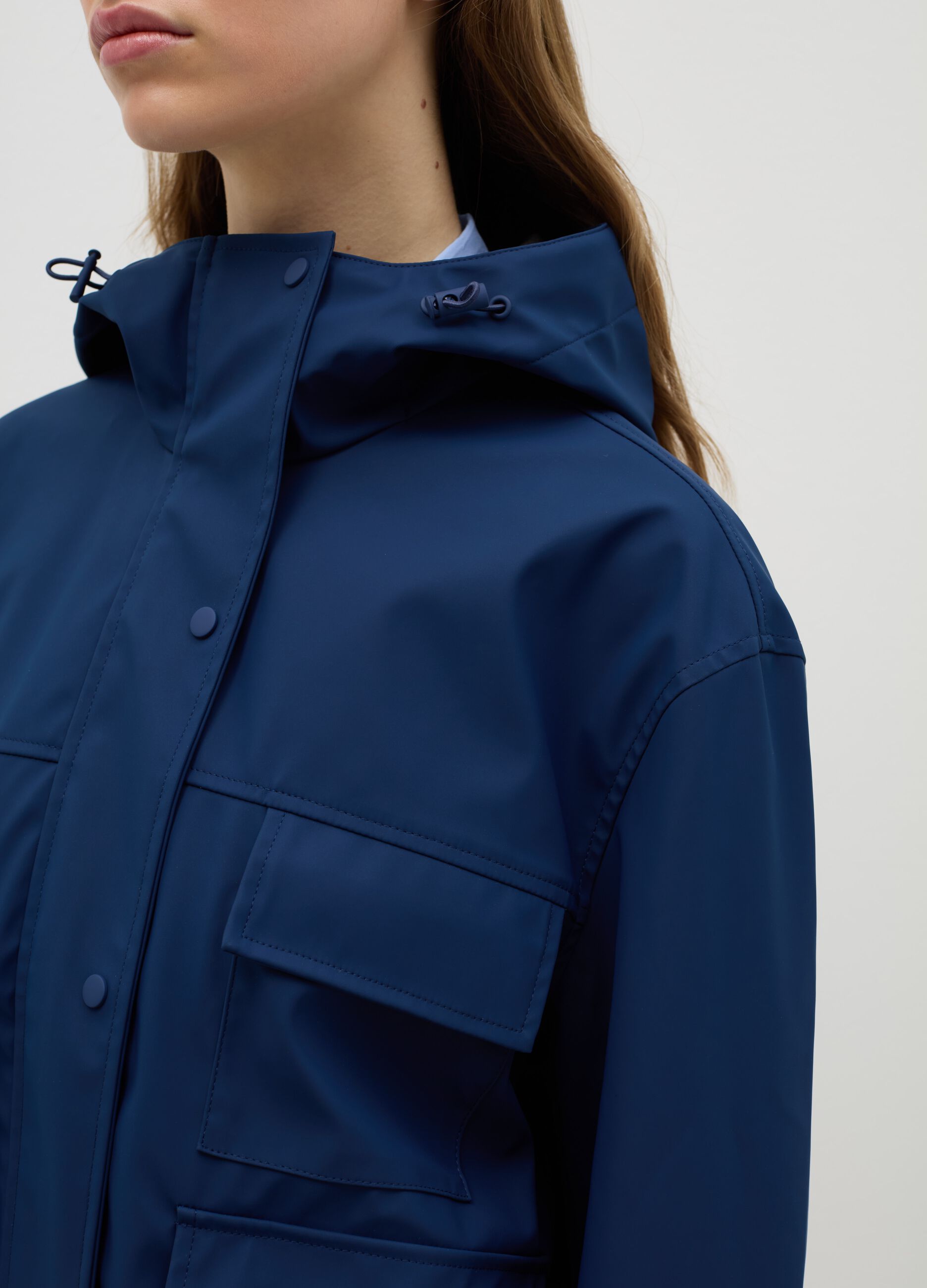 Short parka with hood and drawstring