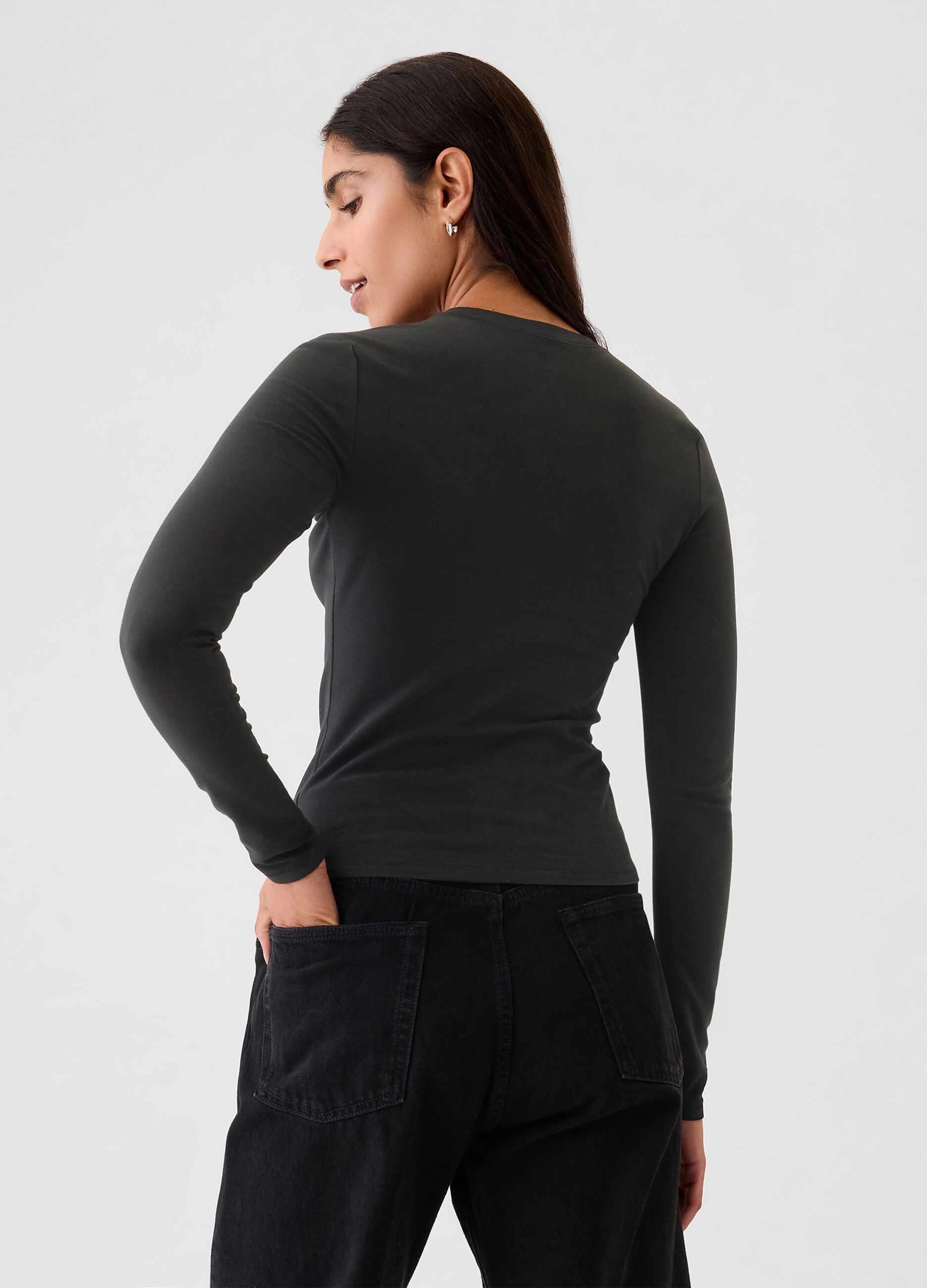Maglietta nera a maniche lunghe elasticizzata