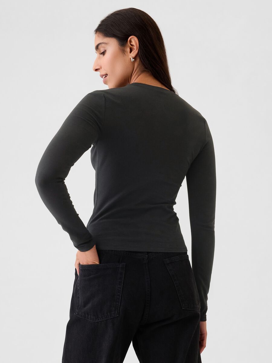 Maglietta nera a maniche lunghe elasticizzata_2