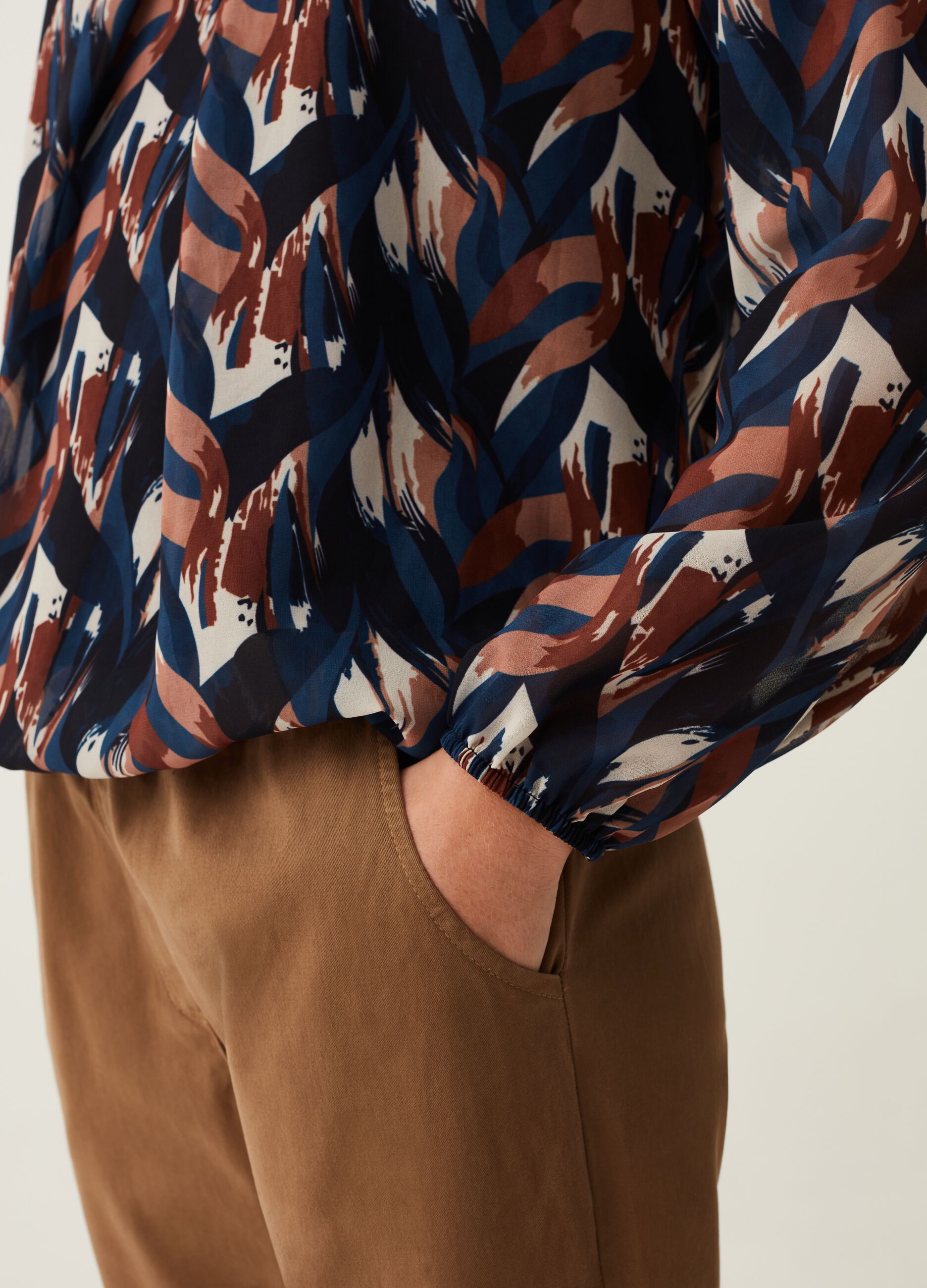 Blusa in crêpe con stampa foliage_3