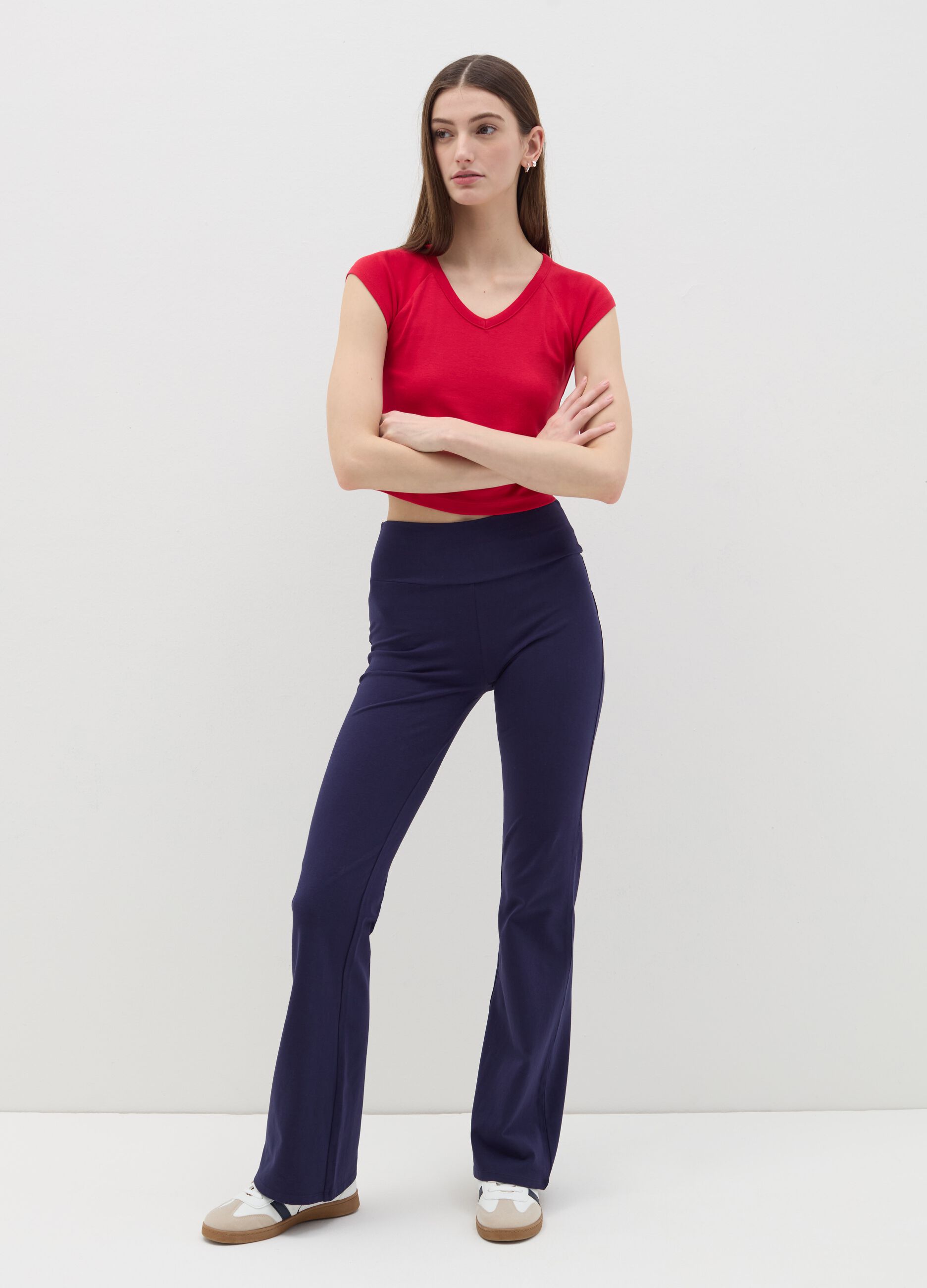 Solid colour T-shirt with V neck