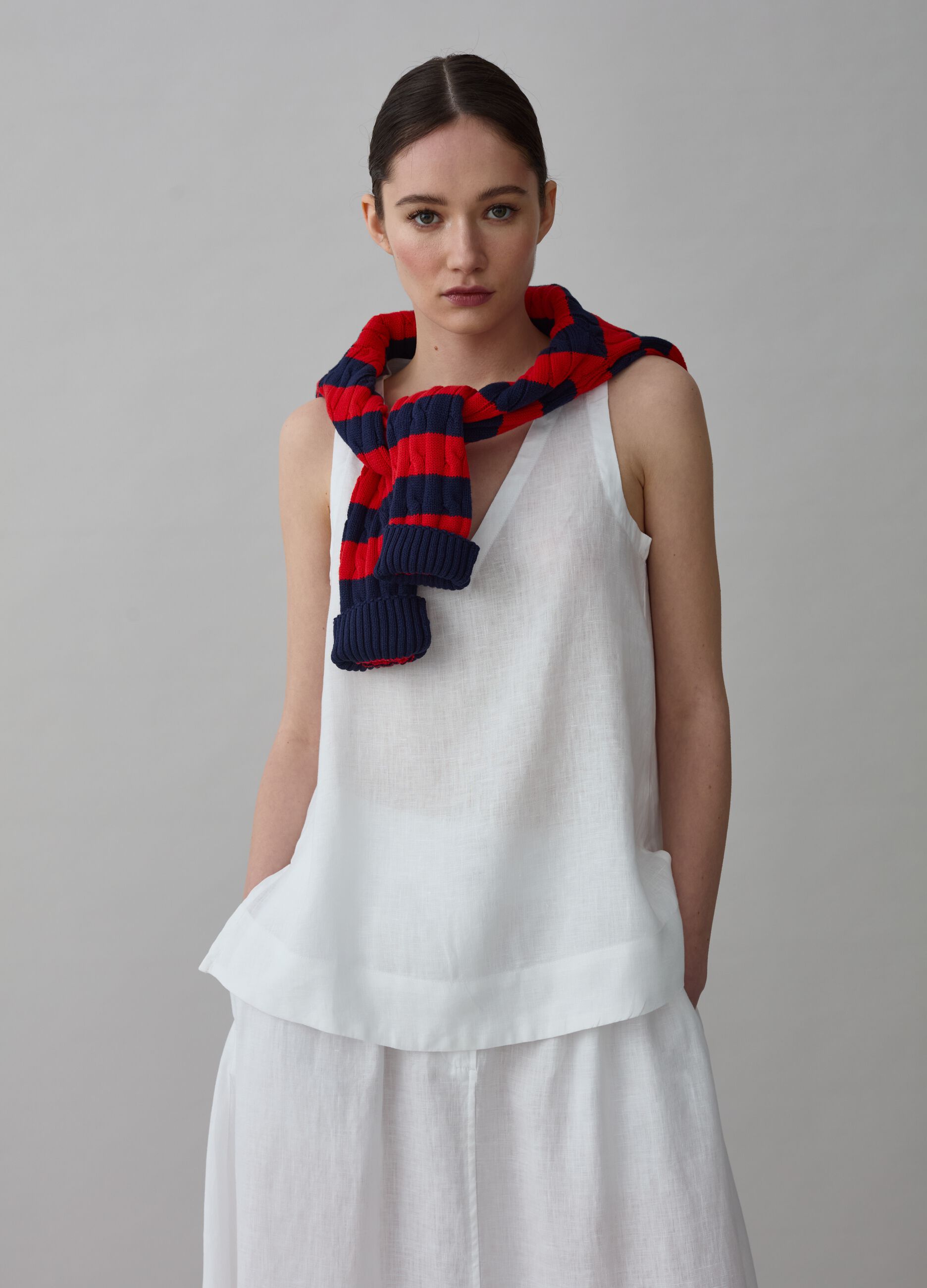 Blusa smanicata in lino scollo a V