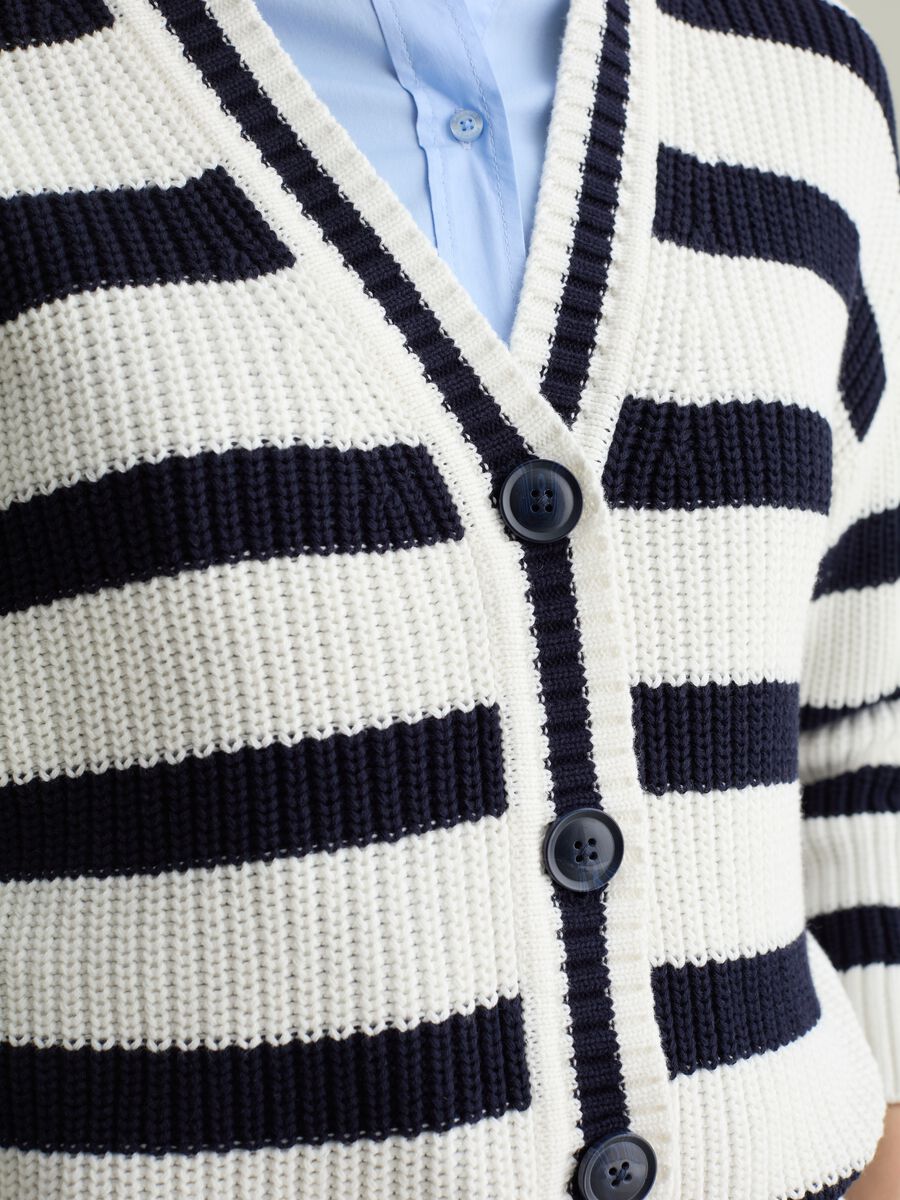 Striped knit cardigan with V neck_2