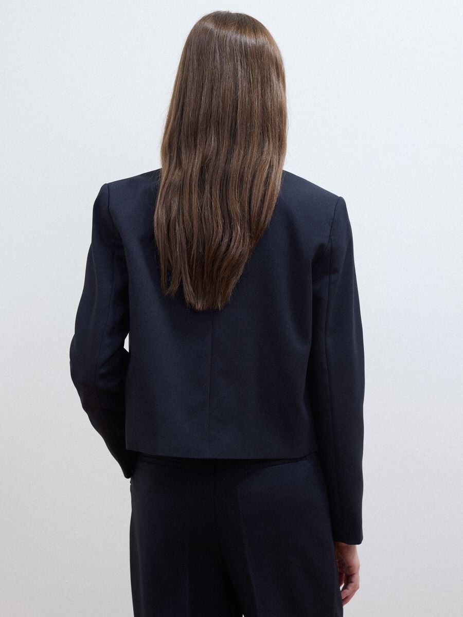 Blazer a doppio petto blu in viscosa elasticizzata con bottoni dorati_3