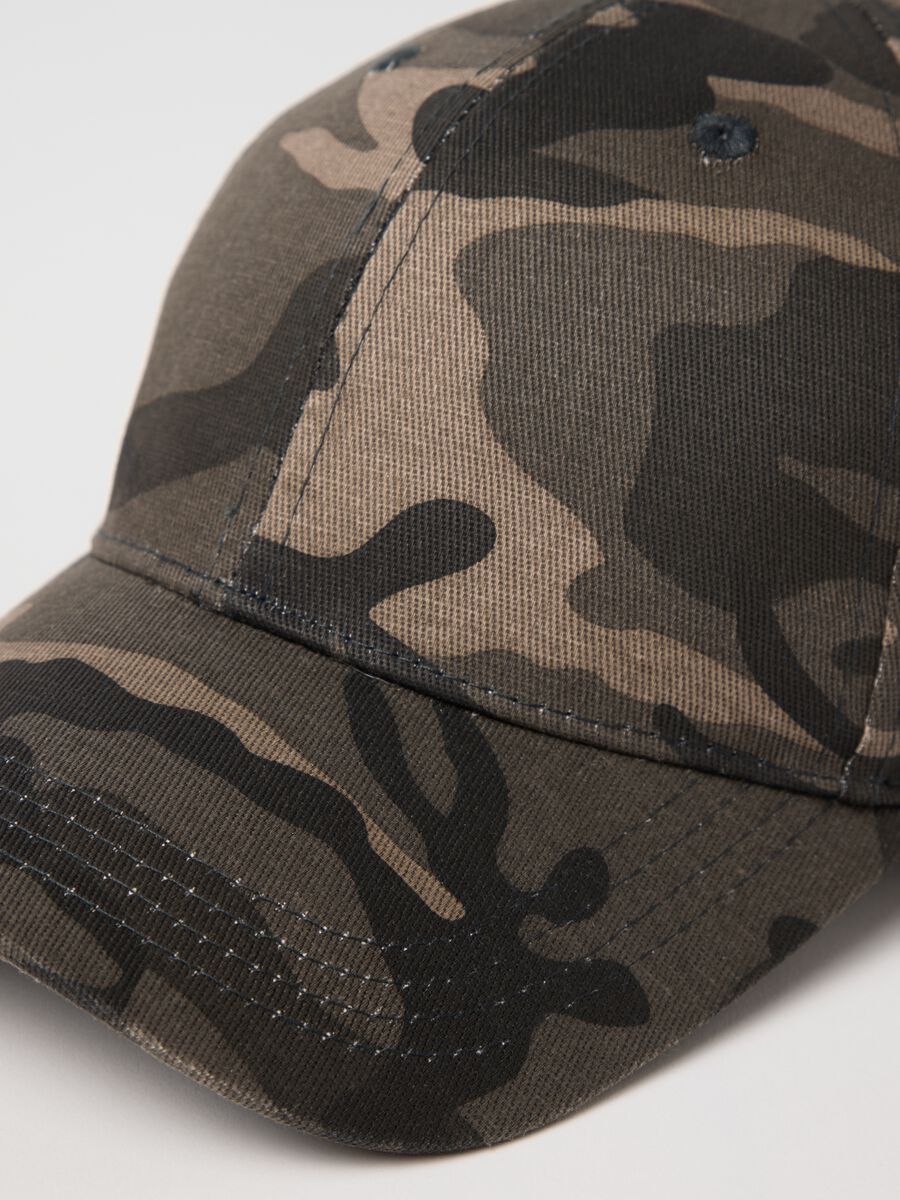 Green baseball cap with camouflage pattern_2