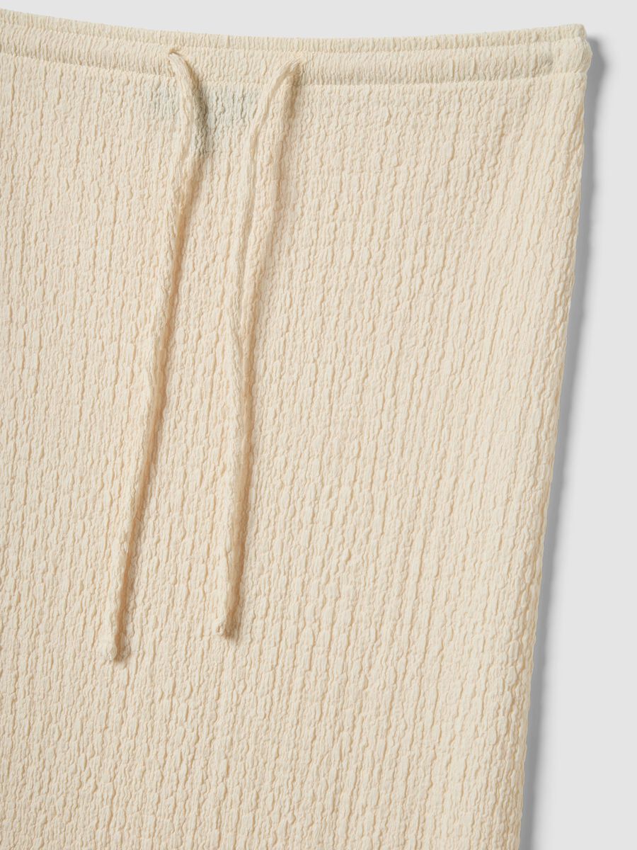 Gonna lunga beige in tessuto elasticizzato con texture mossa_5