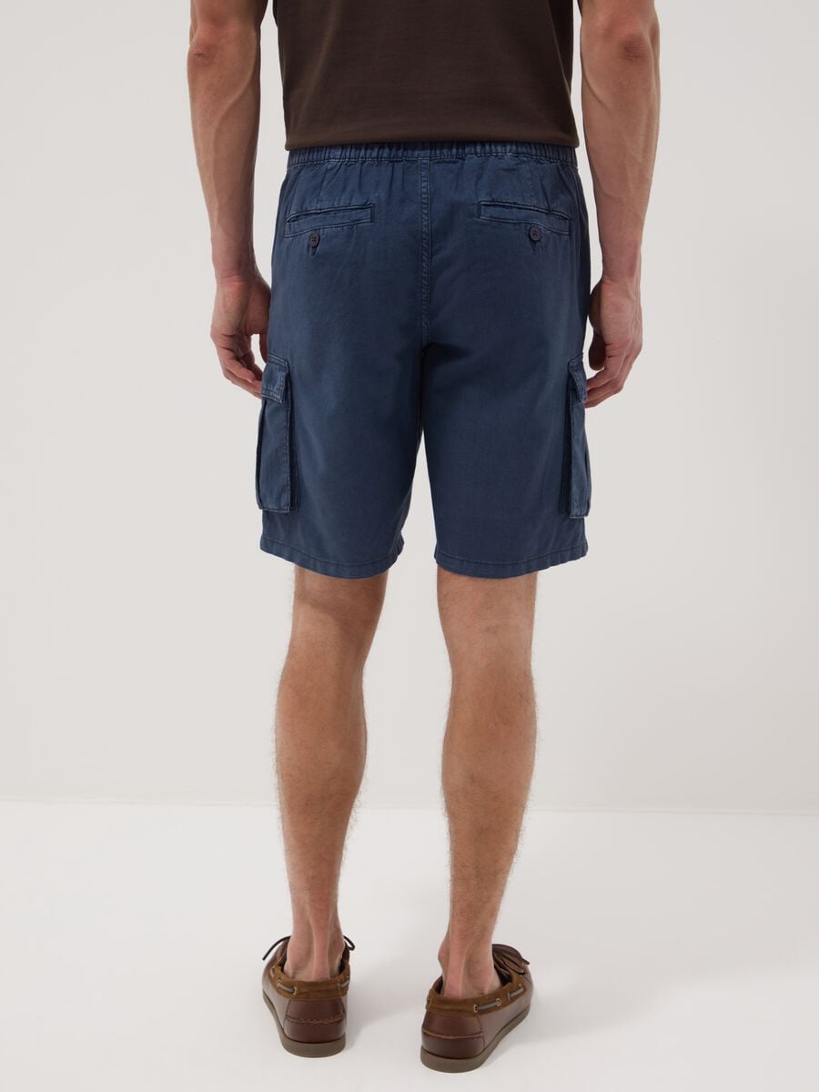 Blue linen and cotton blend cargo Bermuda shorts_2