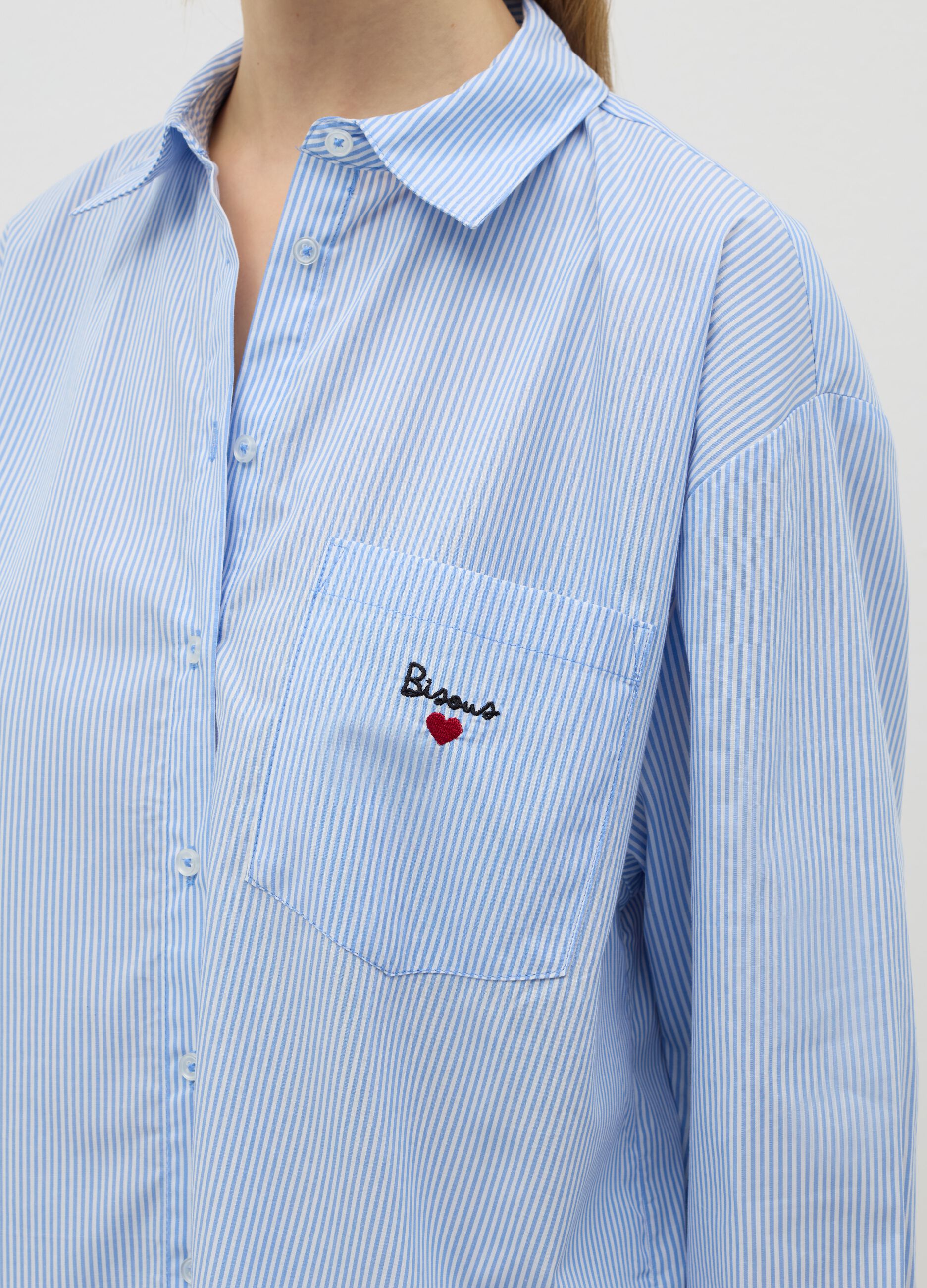 Camicia relaxed fit con tasca a ricamo