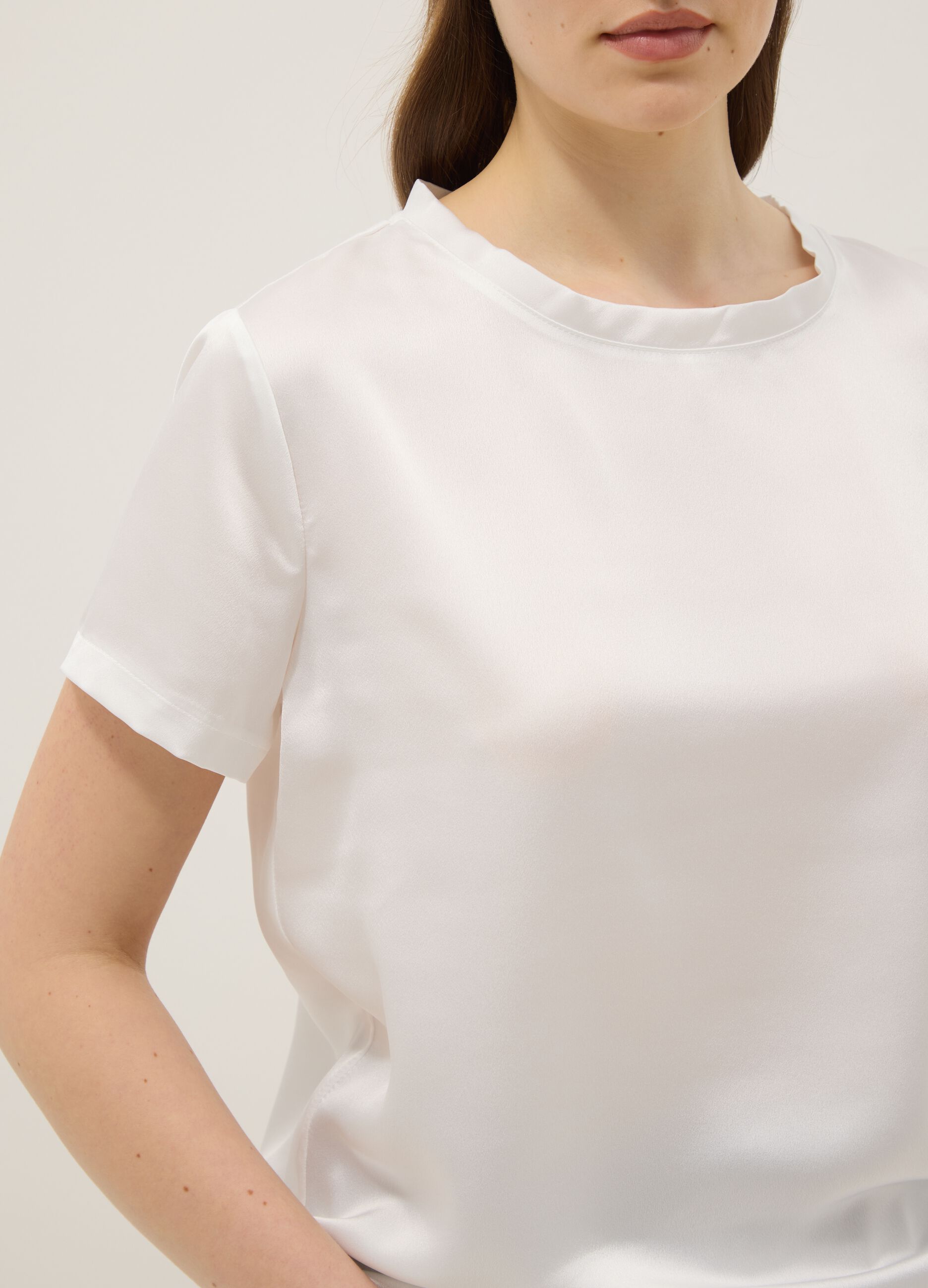 White short-sleeve T-shirt with soft neckline, regular fit