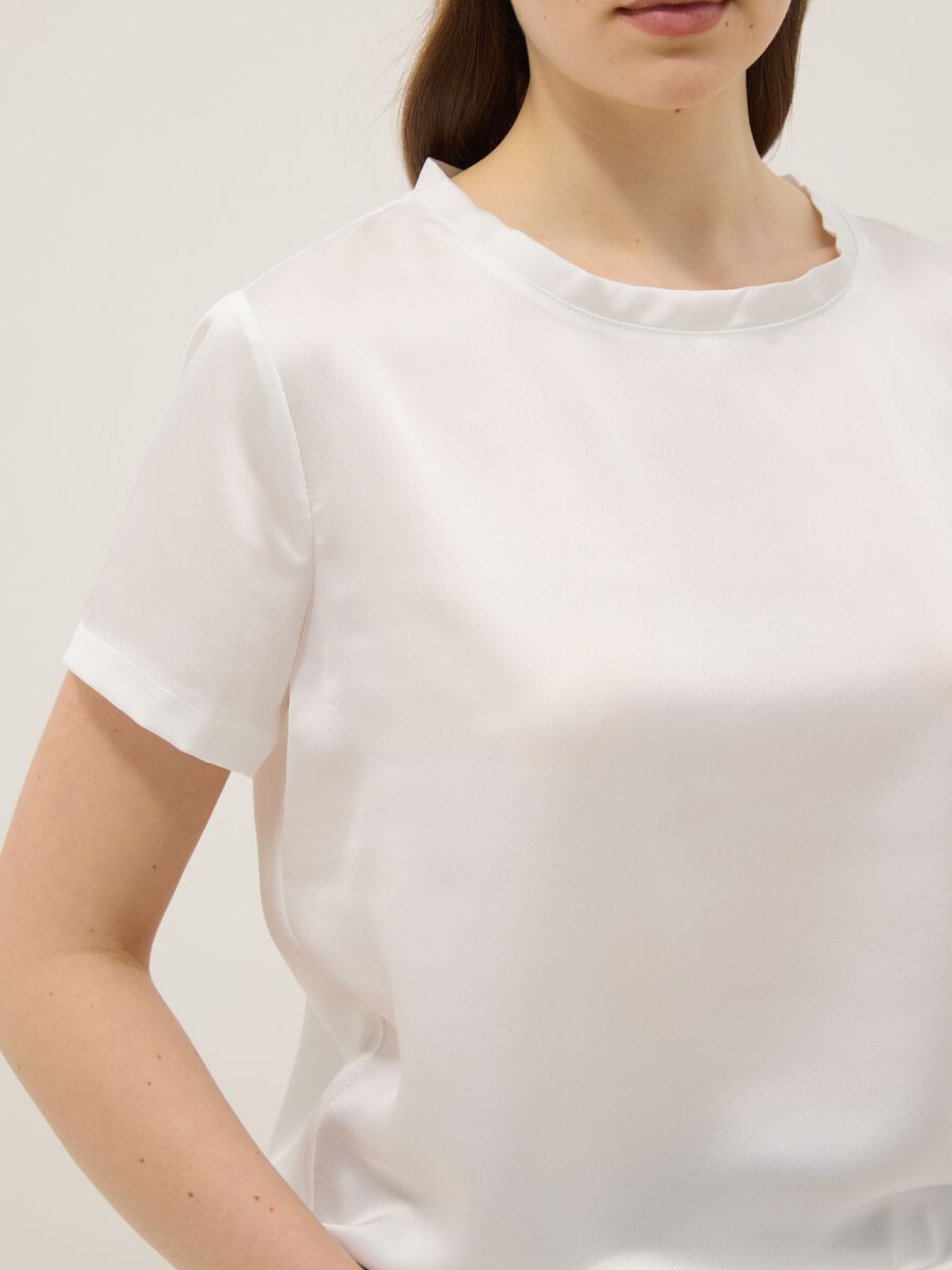 T-shirt bianca a maniche corte con collo morbido regular fit_3