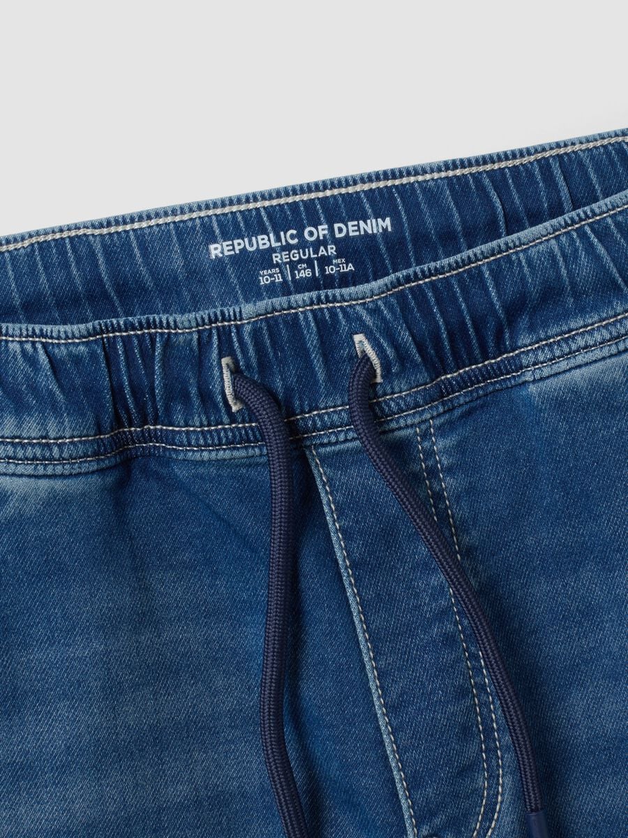 Jeans jogger blu in cotone elasticizzato con coulisse per ragazzo_1