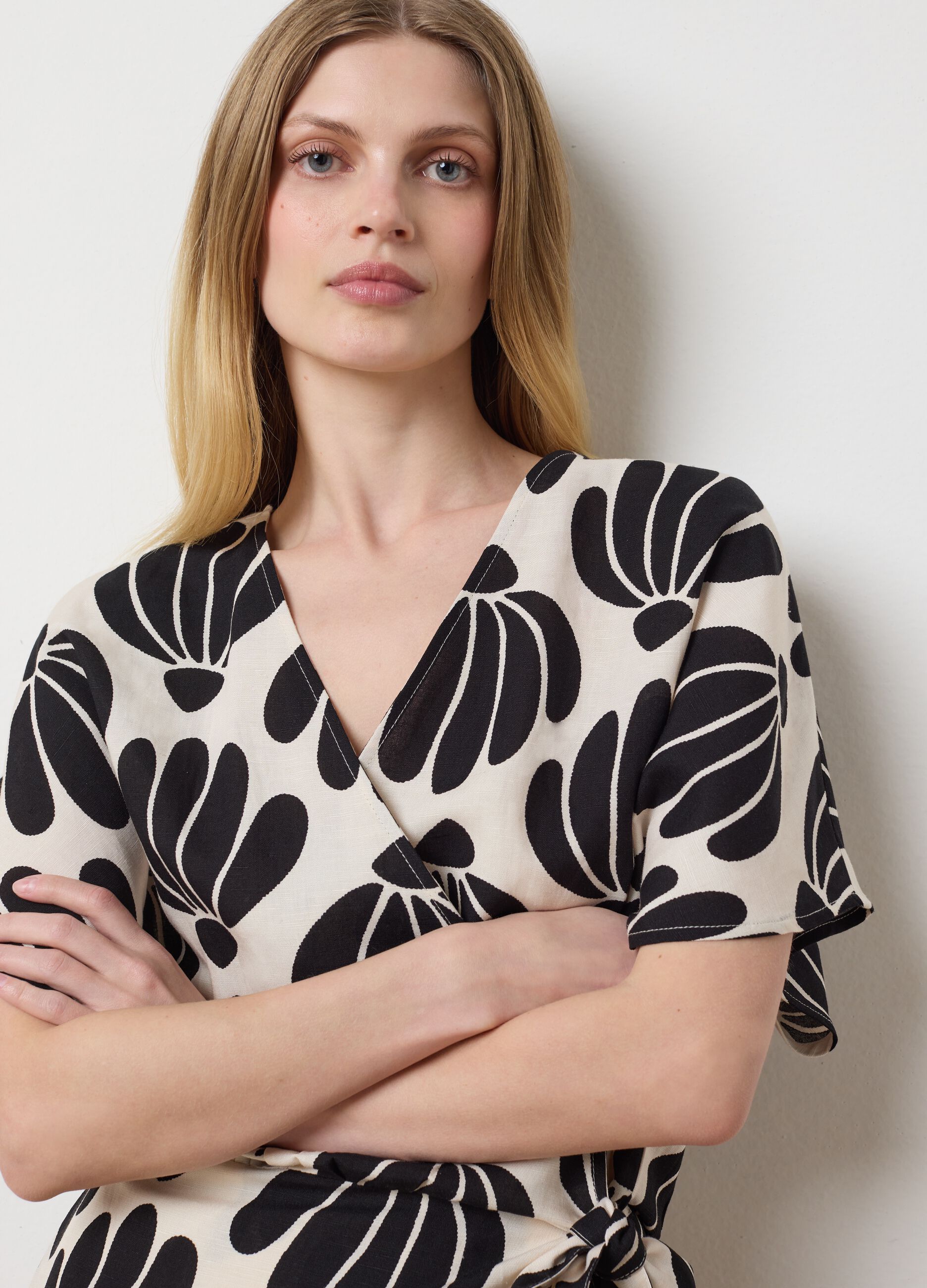 Short wraparound dress with print