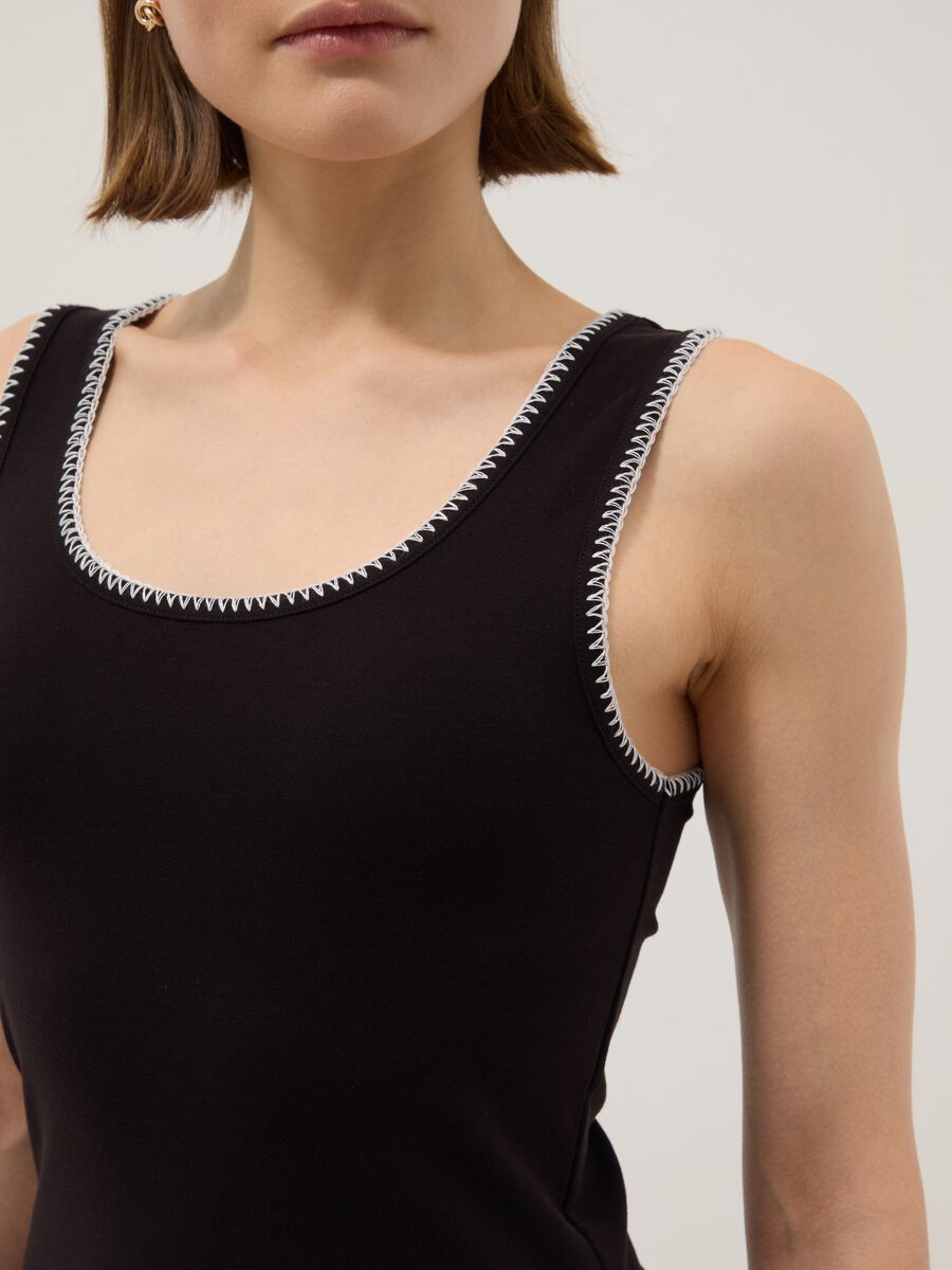 Tank top nero in cotone elasticizzato con dettaglio a contrasto regular fit_3