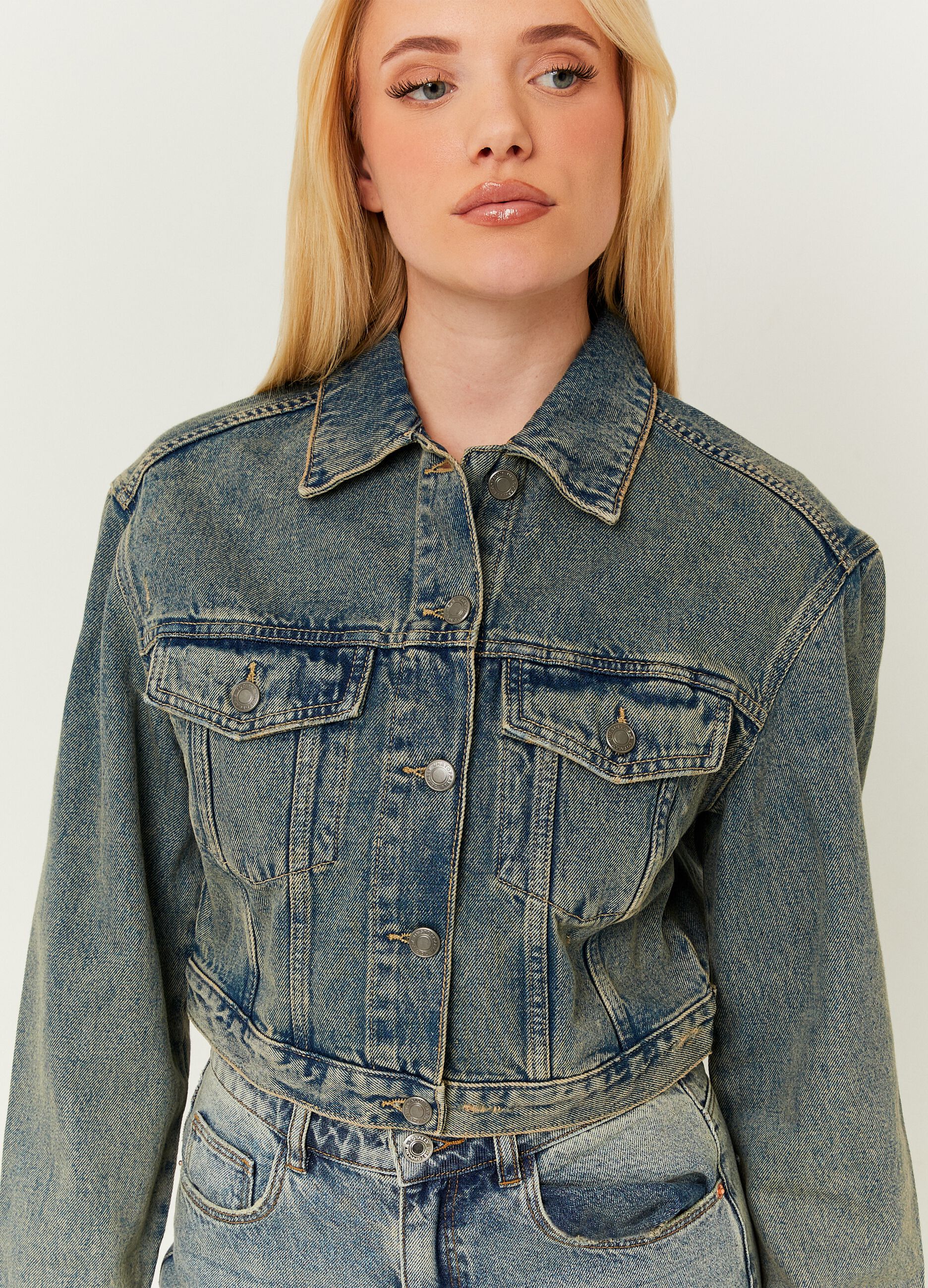 Crop jacket in acid wash denim