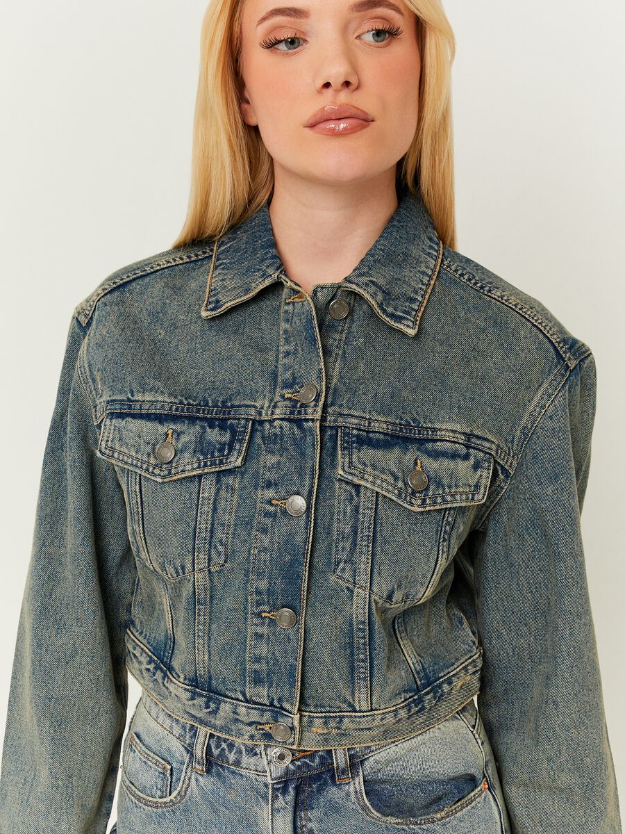 Crop jacket in acid wash denim_0