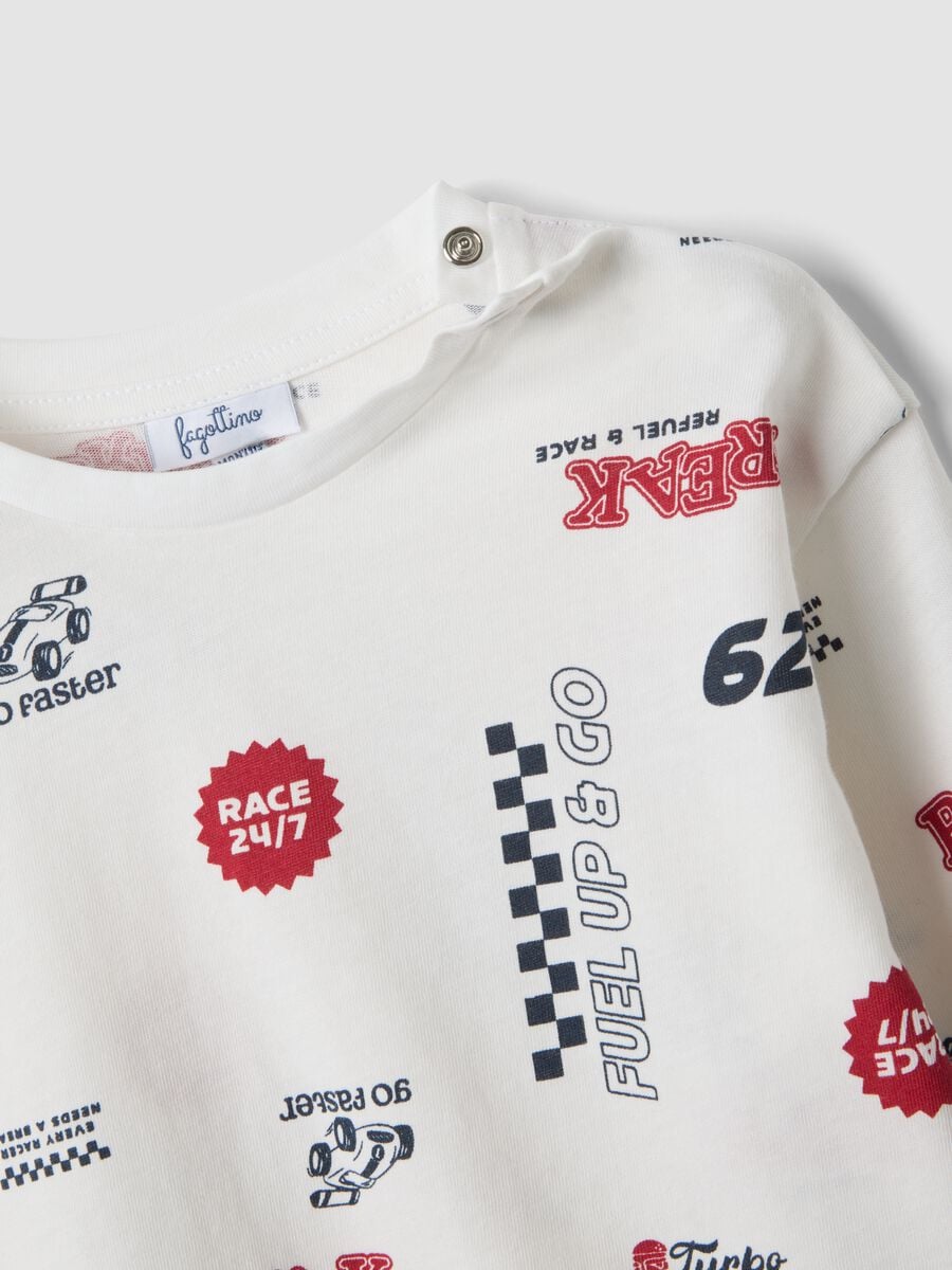 T-shirt bianca in puro cotone organico con fantasia racing per bimbo_2