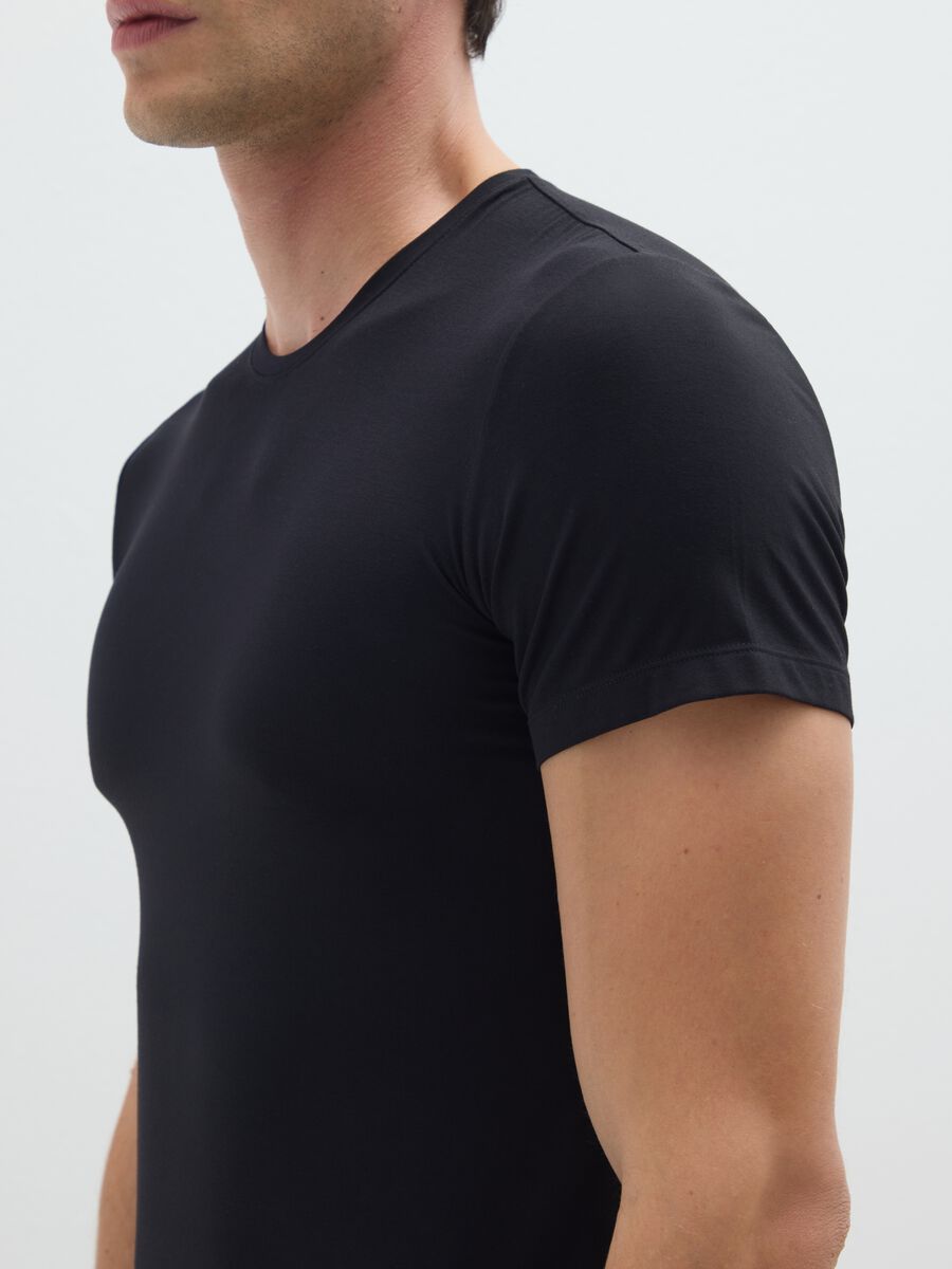 T-shirt nera in modal elasticizzato regular fit_3