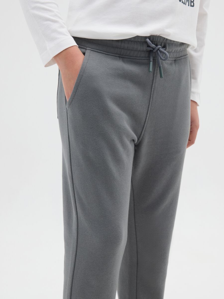 Boy's grey cotton regular fit trousers with print_2