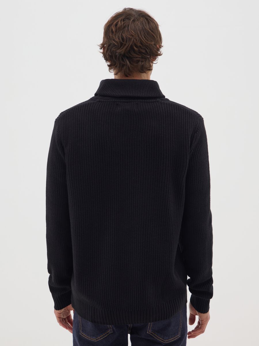 Maglione nero con collo a scialle regular fit_2